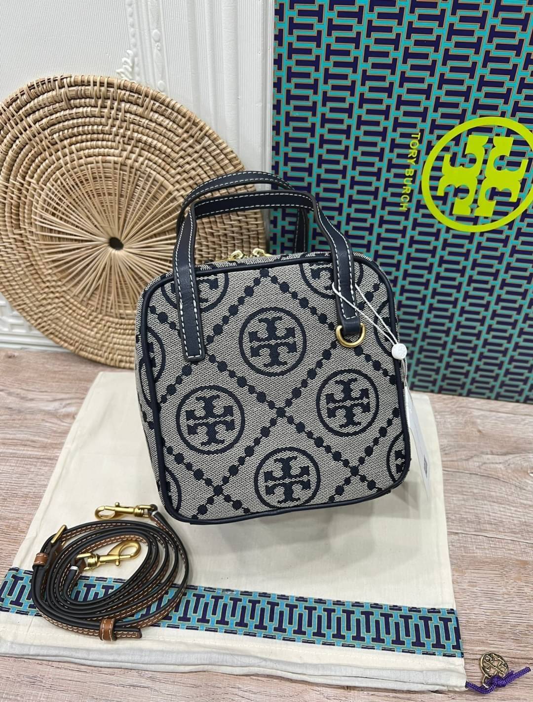 TORY BURCH T MONOGRAM JACQUARD CUBE BAG 🎁พร้อมส่งที่ไทยใหม่ล่าสุด! ปีใหม่นี้เราต้องมีกระเป๋าสวยและเก๋ไว้ใช้กันค่ะ กับกระเป๋าทรง CUBE ดีไซด์ให้ดูเรียลร่วมสมัยมากขึ้น สามารถหยิบจับของได้ง่าย ทรงกระเป๋าแบบกล่อง