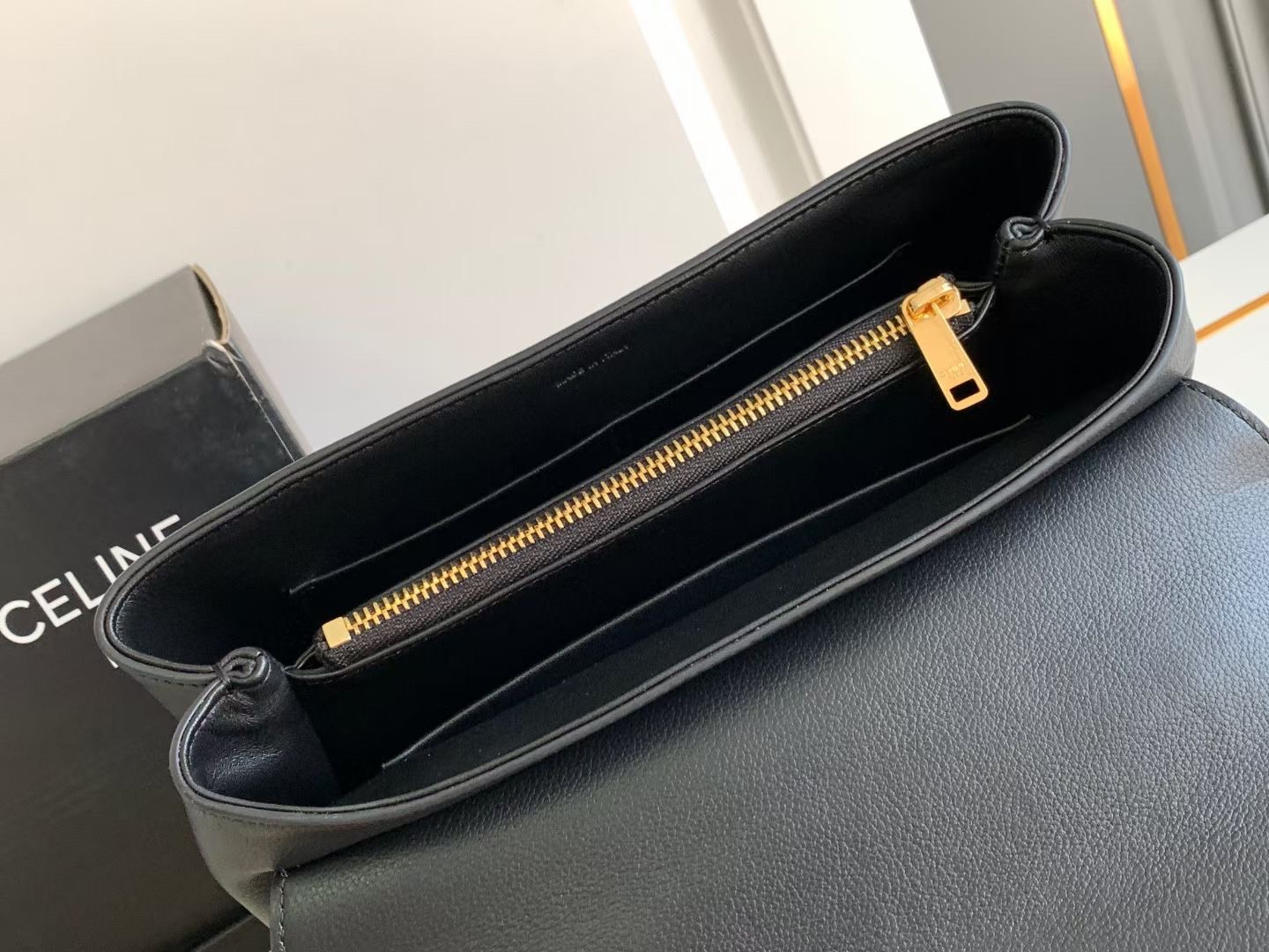 MEDIUM CELINE NINO BAG IN SUPPLE กระเป๋าสะพายหูจับในตัว แบรนด์หรู ดีไซส์คล่องตัว เกรดออริ สลับแท้ 1:1 ใช้งานต่างประเทศได้