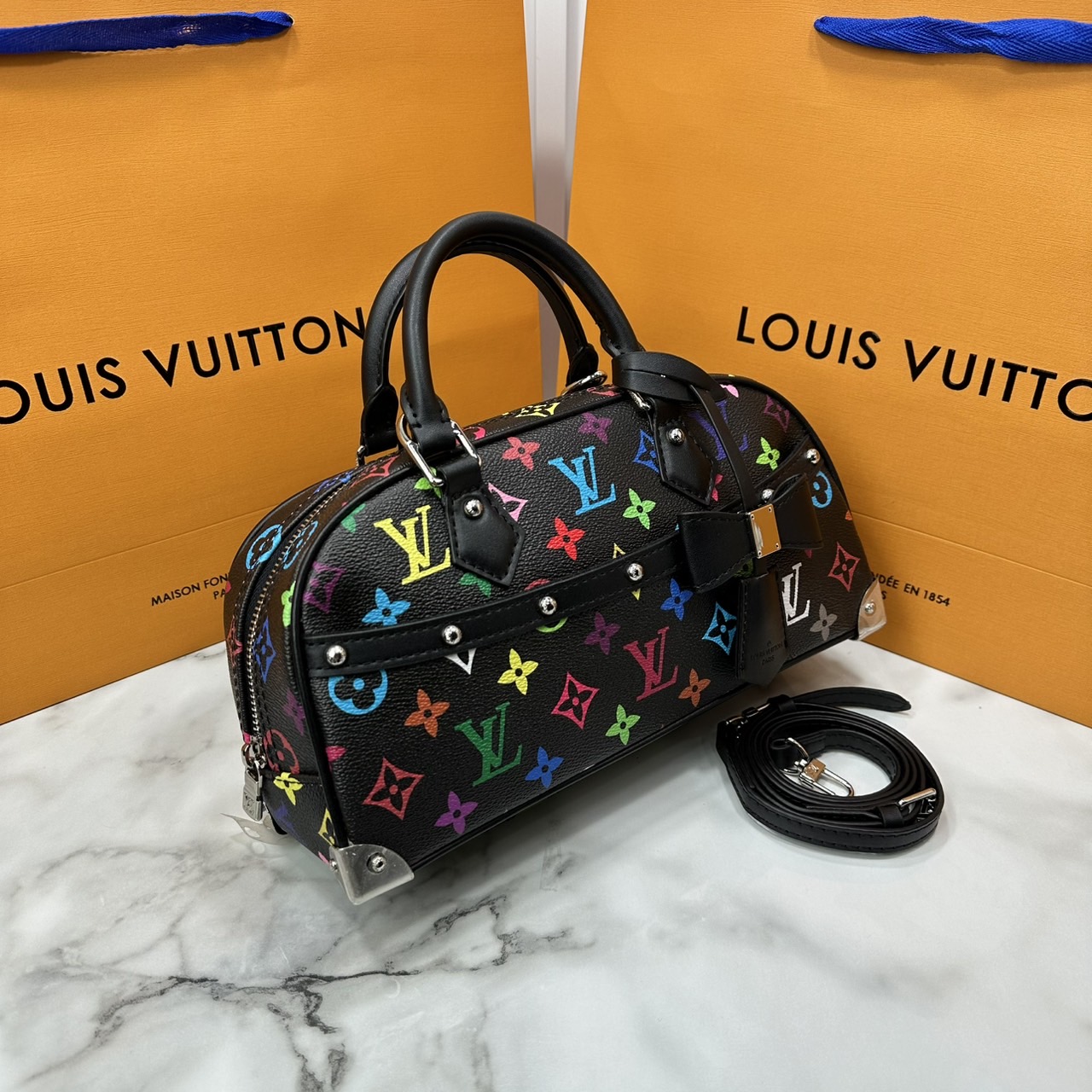 ORI | LV x TM Handbag East West Murakami ใหม่ล่าสุด กระเป๋าสะพายทรงสวย ดีไซน์ใหม่ หรู ดูผู้ดี แต่งแต้มดีเทลเปี่ยมชีวิตชีวาจากคอลเลคชั่น LV x Murakami คอมพลีตลุคด้วยที่ห้อยกุญแจรูปโบว์สุดเอ็กซ์คลูซีฟ