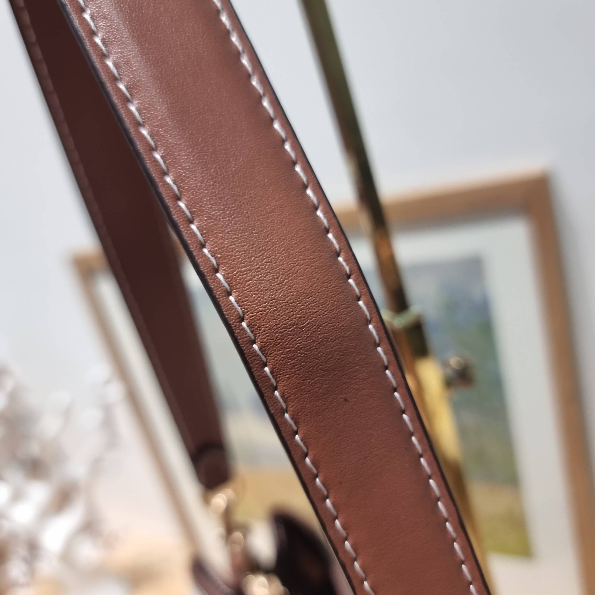 COACH CH190 HANNA SHOULDER BAG น้องใหม่ เรียบหรู ดูแพง กับกระเป๋าสะพายไหล่ทรงสวย โทนสีคลาสสิค ดีไซน์ตกแต่งสายคาดจับจีบข้างกระเป๋าเพิ่มดีเทล มาพร้อมหูจับถอดแยกได้