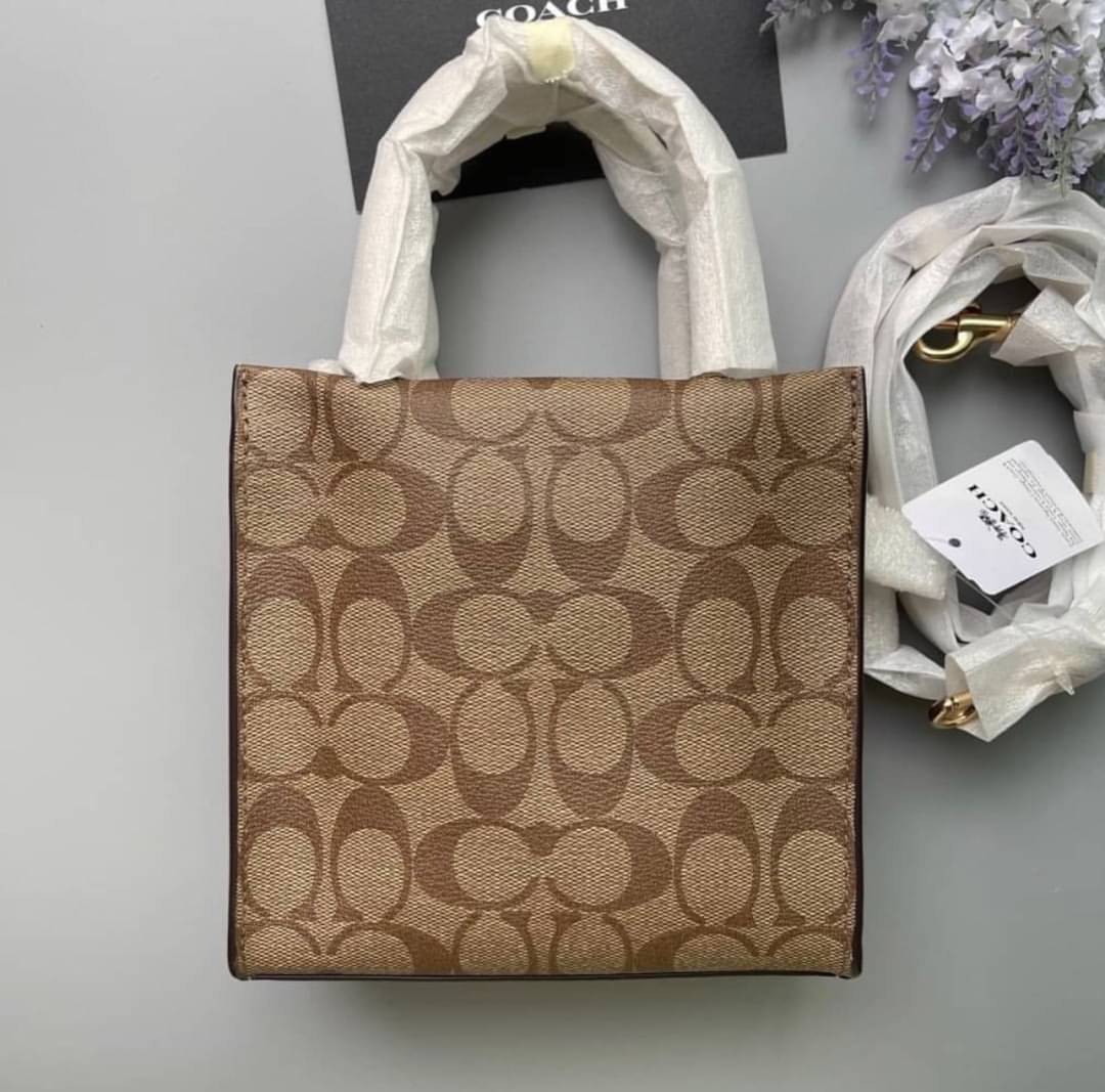 COACH MINI CALLY CROSSBODY IN SIGNATURE ((3599, 2184, 5693, 2134, 2183)) พร้อมส่งที่ไทยทันที! กระเป๋าสะพายครอสบอดี้ร์ กระเป๋าครอสบอดี้โท้ทมินิไซส์ รุ่นใหม่สุดฮอต!! ใบจริงคือน่ารักม้ากกกก!! สวยอยู่ทรง น่ารักน่าใช้ ทรงTote ปากกระเป๋าเปิดปิดแบบแม่เหล็ก ภายใน