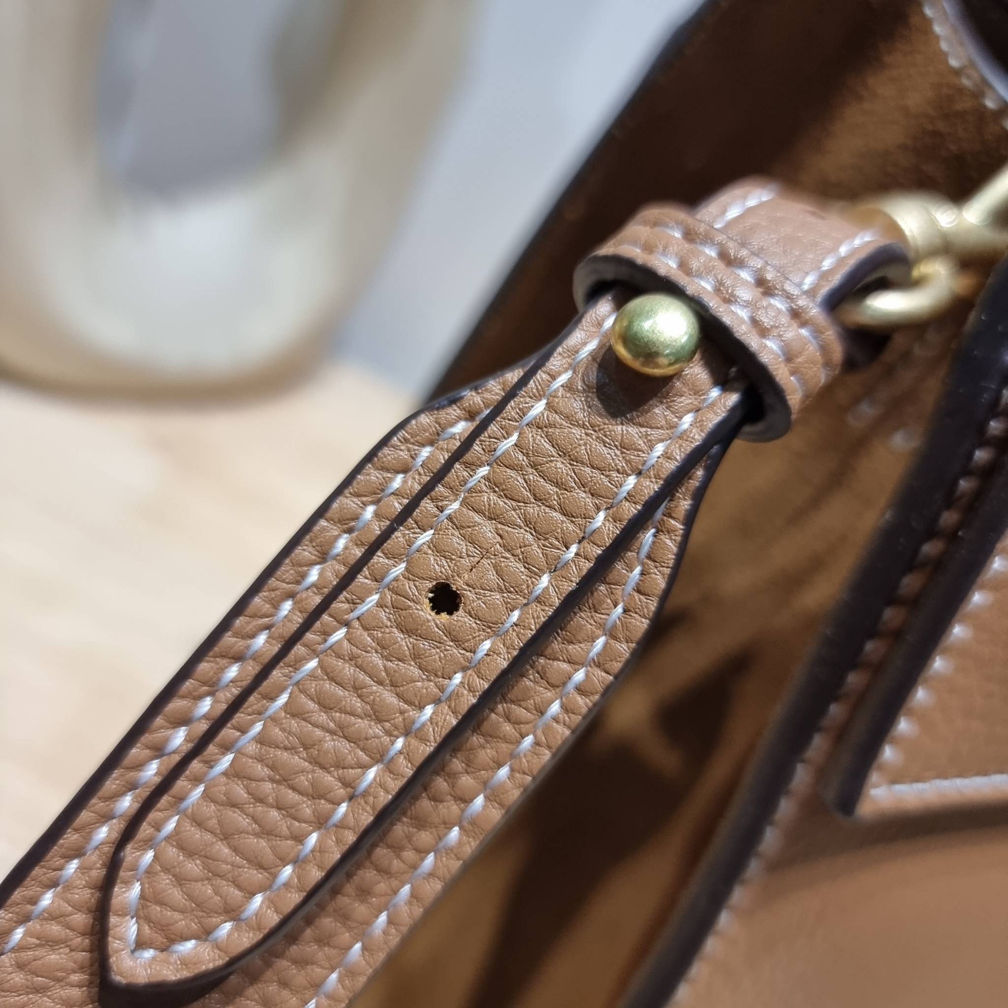 TORY BURCH MILLER TOP HANDLE SATCHEL ใหม่ล่าสุด กับกระเป๋าสะพายรุ่นยอดนิยม ที่มาในดีไซน์ top handle ให้สะดวกใช้ได้มากขึ้นด้วยหูจับในตัว โดดเด่นด้วยโลโก้สีทอง