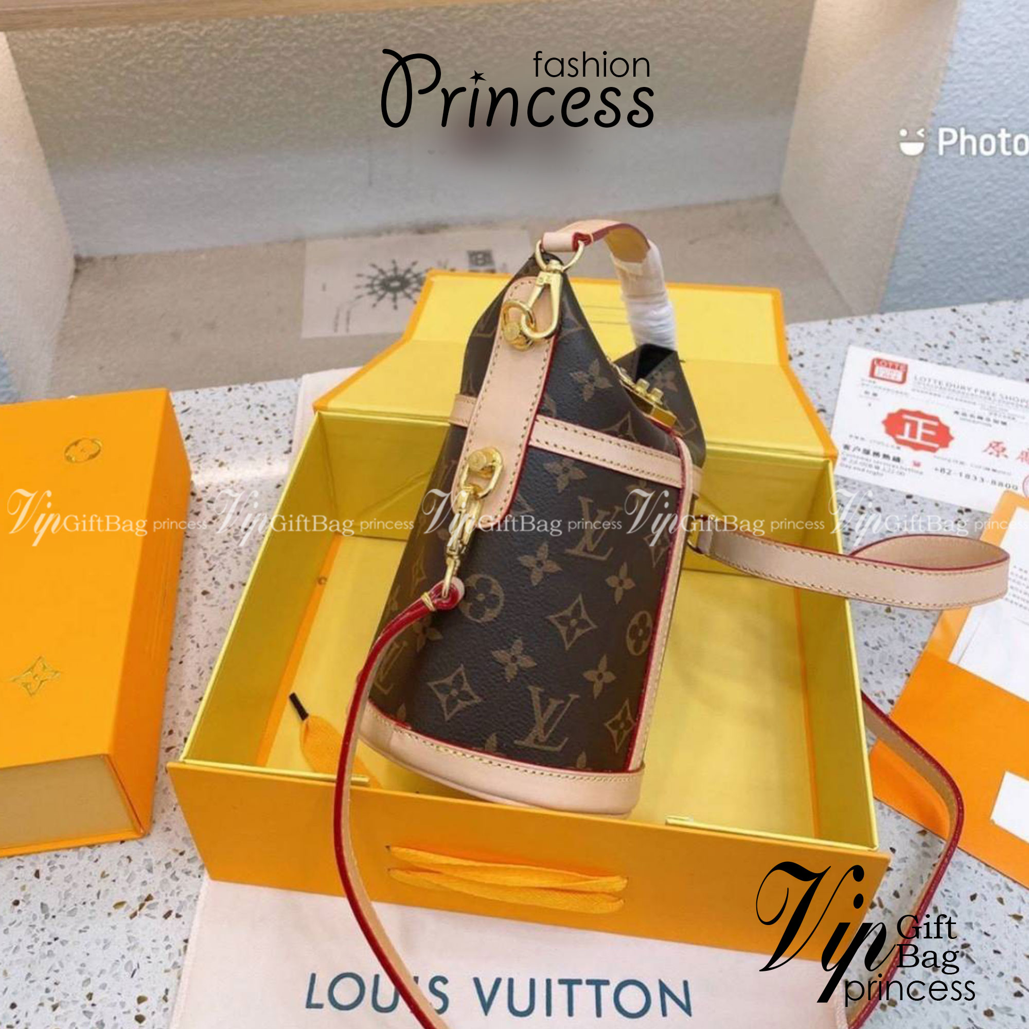 LV DUFFLE BAG กรเป๋าสะพายทรงบัคเก็ต ตัดเย็บด้วย Monogram แคนวาสที่ยืดหยุ่นพร้อมสัญลักษณ์ S-Lock ที่สร้างสรรค์ขึ้นอย่างประณีต เป็นตัวเลือกที่มีสไตล์สำหรับการใช้งานระหว่างวันไปจนถึงกลางคืน ใช้ถือ หรือสะพายไหล่ก็ได้