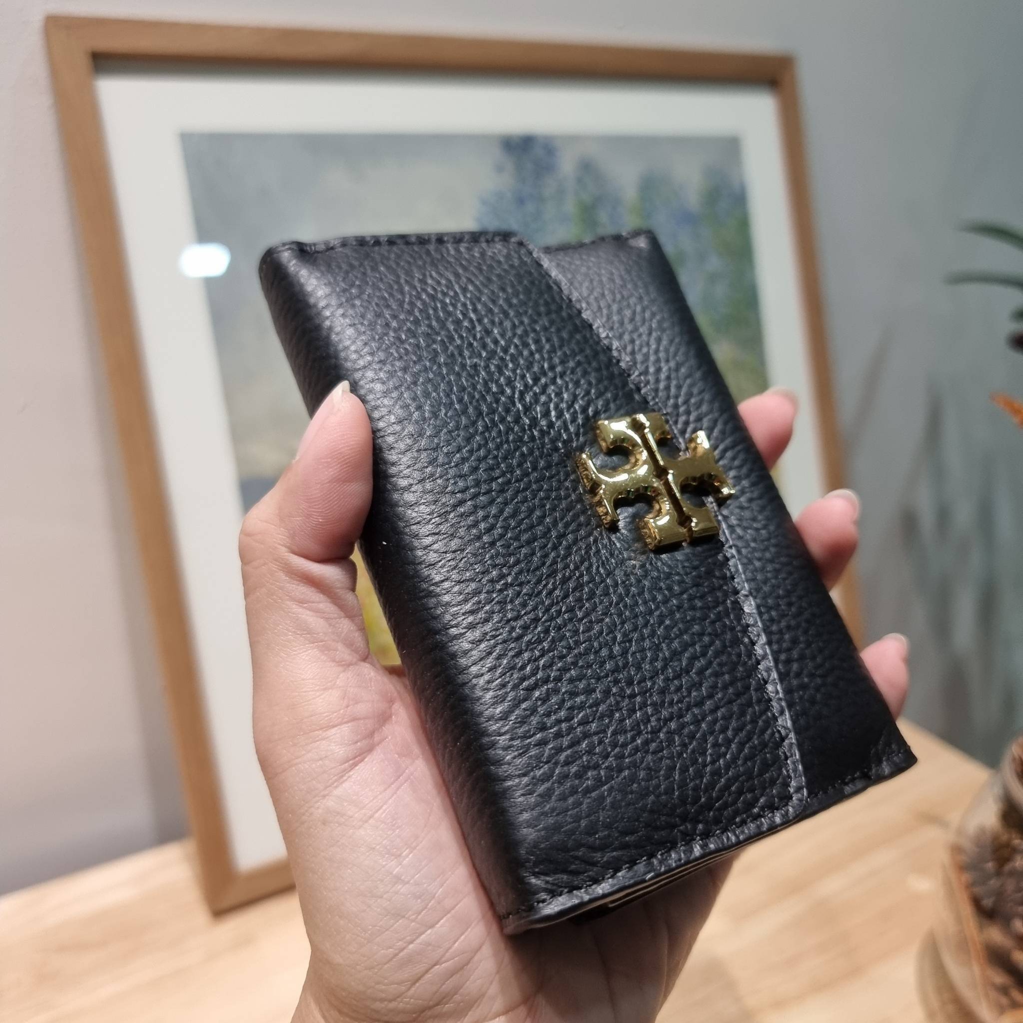 TORY BURCH KIRA MIXED MATERIALS MEDIUM FLAP WALLET กระเป๋าสตางค์ใบกลาง รุ่นยอดนิยม ดูหรูหรา ดูแพง ดีไซน์คลาสสิค ขนาดกำลังพอเหมาะ