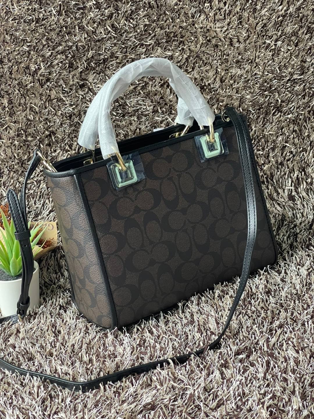 Coach Perry Tote Classic Bag F57568 รุ่นใหม่ล่าสุด กระเป๋ารูปทรงสี่เหลี่ยมสุดคลาสสิก เป็นกระเป๋าอเนกประสงค์ที่สามารถใช้ได้แทบทุกโอกาส ไม่ว่าจะไปเรียน, ไปทำงาน, ไปเที่ยว หรือแม้แต่ไปชอปปิง ด้วยขนาดที่กำลังดี ไม่ใหญ่เทอะทะ แต่ก็ไม่เล็กจนเกินไป มาพร้อมหูหิ้ว