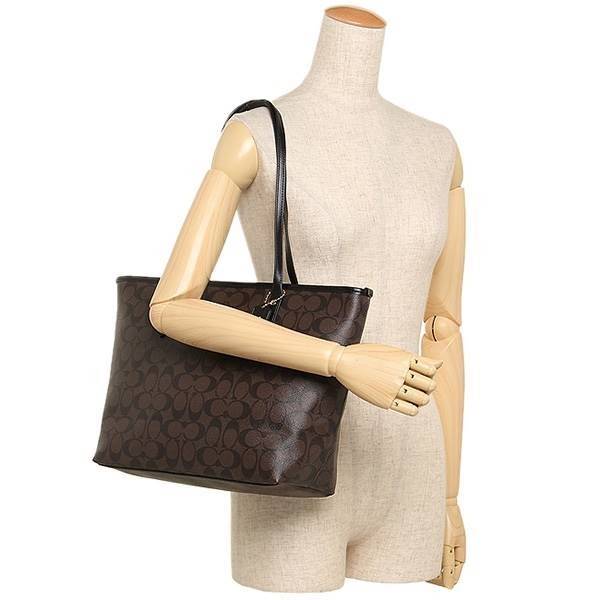 COACH CITY ZIP TOTE IN SIGNATURE BAG กระเป๋าถือหรือสะพายทรง tote ขนาดกำลังดี วัสดุหนัง pvc. เปิดปิดกระเป๋าแบบซิป ภายในกว้าง ใส่ iPad, A4 ของใช้ได้จุ มีช่องเล็ก และช่องซิปค่ะ Must Have!