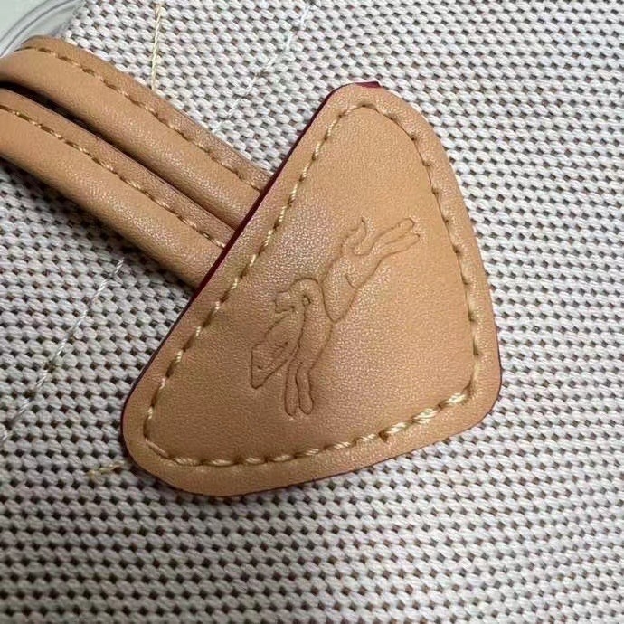 LONGCHAMP ROSEAU ESSENTIAL FLEURS Bucket bag S - กระเป๋าทรงถังขนาดเล็ก วัสดุผ้าฝ้าย ลายปักษ์ดอกกุหลาบ Roseau เป็นคอลเล็คชั่นที่สดใสและเรียบง่าย ซับในสีพื้น อะไหล่สีทอง น้ำหนักเบา จุของได้เยอะ มีสายสะพายไล่ ถอดสายได้ Crossbody ได้