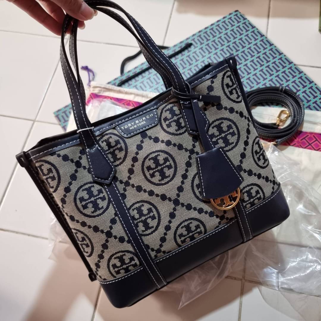 TORY BURCH PERRY MONOGRAM JACQUARD SMALL TRIPLE COMPARTMENT TOTE กระเป๋าโท้ท ไซส์เล็ก ลายโมโนแกรมสุดฮิต ปังไม่หยุดจริงๆ ขนาดกำลังสวย มาพร้อมหูจับในตัว และสายสะพายที่ปรับใช้ได้ไม่มีเบื่อ วัสดุผ้า jacquard ทักทอลาย ตัดขอบด้วยหนังแท้ ปากกระเป๋ามีกระดุมแม่เหล