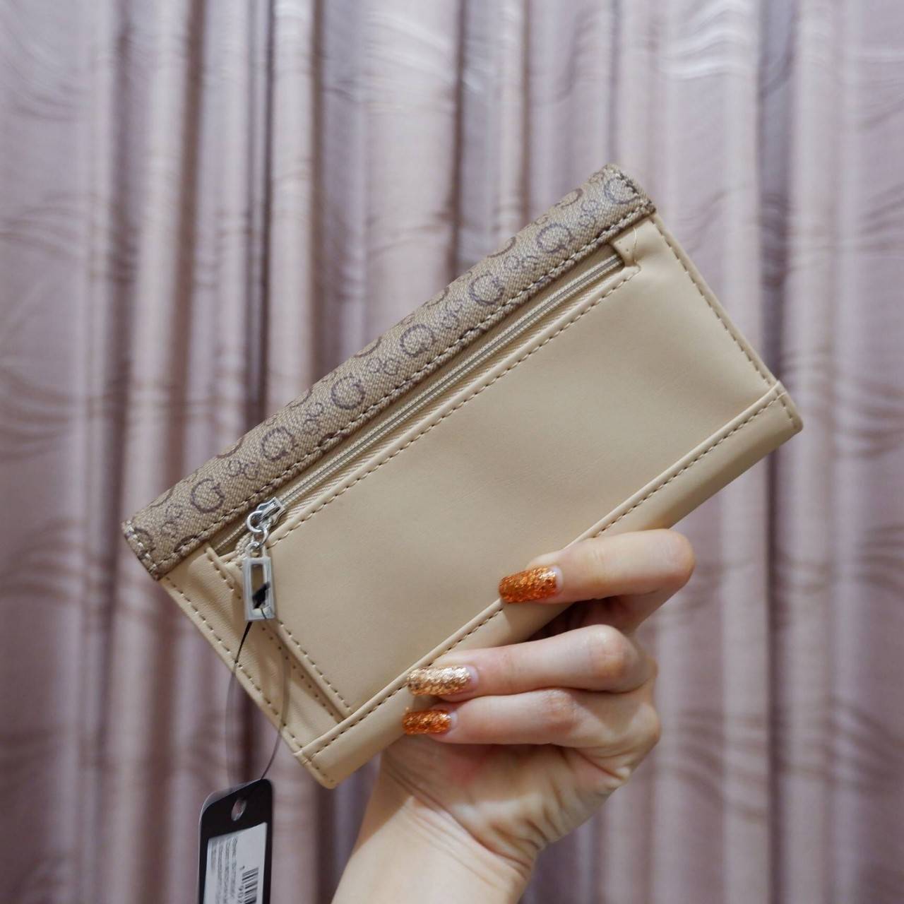 GUESS FACTORY WOMEN'S WALLET กระเป๋าสตางค์ใบยาว3พับดีไซน์สวยรุ่นใหม่ล่าสุดวัสดุหนังนิ่ม ปั๊มลายคมชัด ด้านหน้าประดับโลโก้แบรนด์สวย เปิดปิดด้วยฝาบนเปิด/ปิด ภายในมีทั้งช่องใส่รูป ช่องใส่ธนบัตร แบงก์พัน และช่องใส่บัตรหลายช่องแยกเป็นสัดส่วน ภาพถ่ายจากสินค