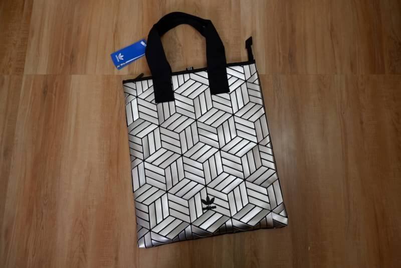 Adidas Original Shopper 3D Tote Bag Trefoil Handbag . Classic Sports กระเป๋าถือหรือสะพาย ลาย graphic ทรง sport วัสดุ polyurethaneเนื้อ matte หนังนิ่ม น้ำหนักเบา เปิดปิดด้วยซิป ภายในกว้างโล่ง ใส่ A4, iPad และของใช้ได้เยอะ Unisex ใช้ได้ทั้ง ช ญ ค่ะ