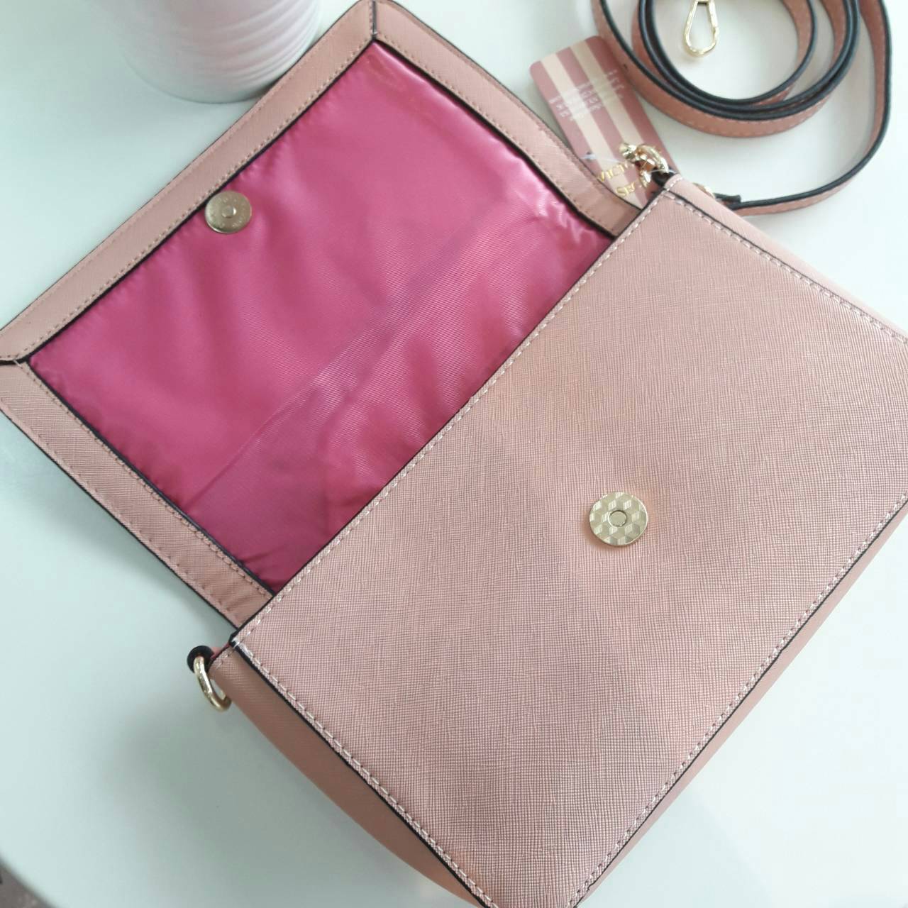 VICTORIA SECRET CLUTH & CROSSBODY BAG กระเป๋าสะพายข้าง แบบเรียบหรู วัสดุทำจากหนัง PU น้ำหนักเบา ด้านในมีช่องใส่ของหลักพร้อมช่องซิป ด้านหลังมีช่องเล็กอีก 1 ช่อง สายสะพายสามารถถอดออกหรือปรับระดับได้ ด้านในใส่กปต.ยาว + มือถือได้ทุกรุ่น ใบนี้แนะนำเลยค้า
