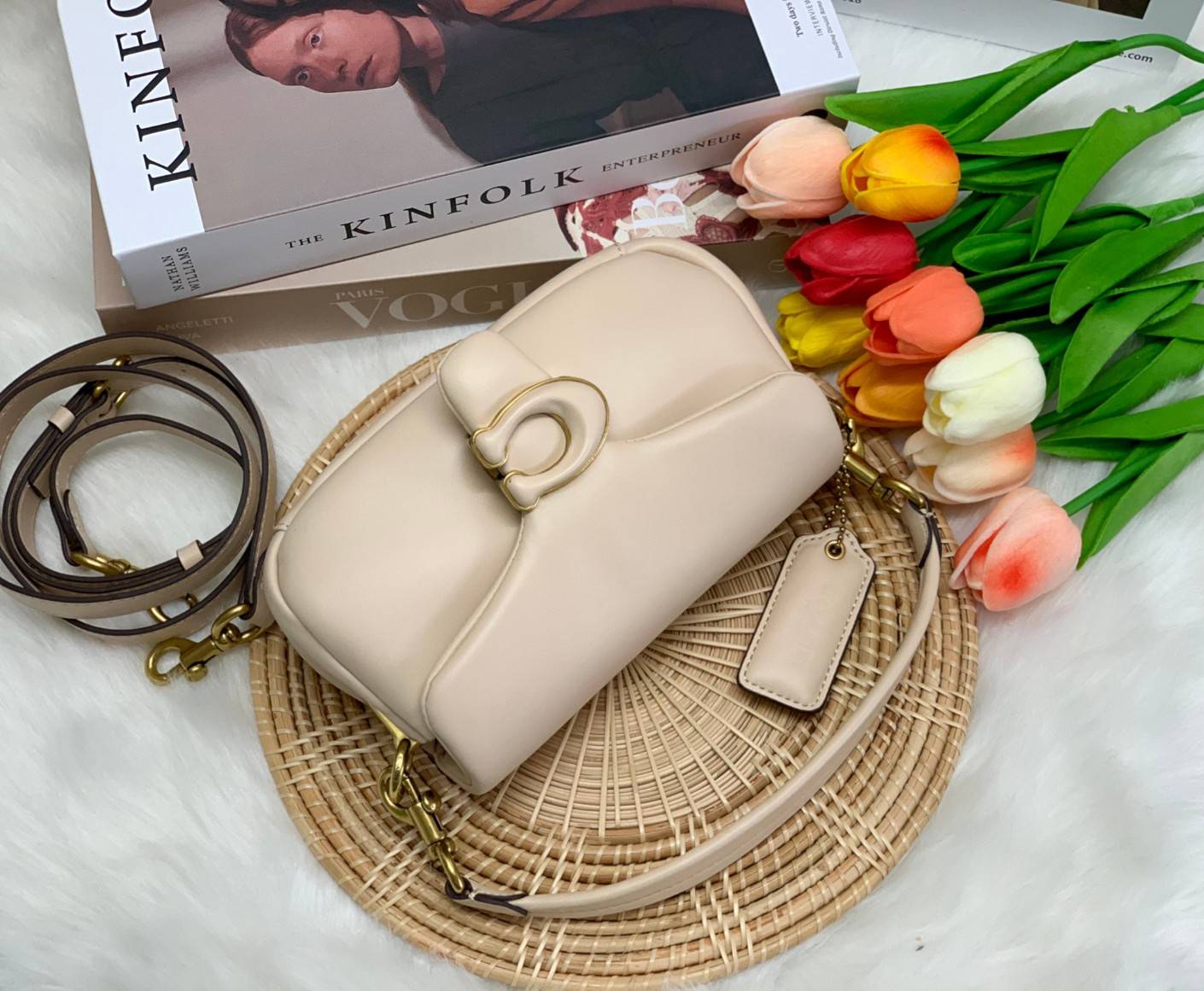 รุ่นใหม่ล่าสุด ได้ไปไม่ผิดหวังแน่นอนจ้าา😁COACH PILLOW TABBY SHOULDER BAG 18 ((C3880)) พร้อมส่งที่ไทย คุณภาพเกินราคา! กระเป๋าหิ้ว//สะพายแบบครอสบอดี้ร์ 🔺หนัง nappa หนานิ่ม นุ่มมากๆ รุ่นใหม่ล่าสุดค่ะ! พร้อมโลโก้รุ่นใหม่ด้วยเช่นกัน เพิ่มความหร