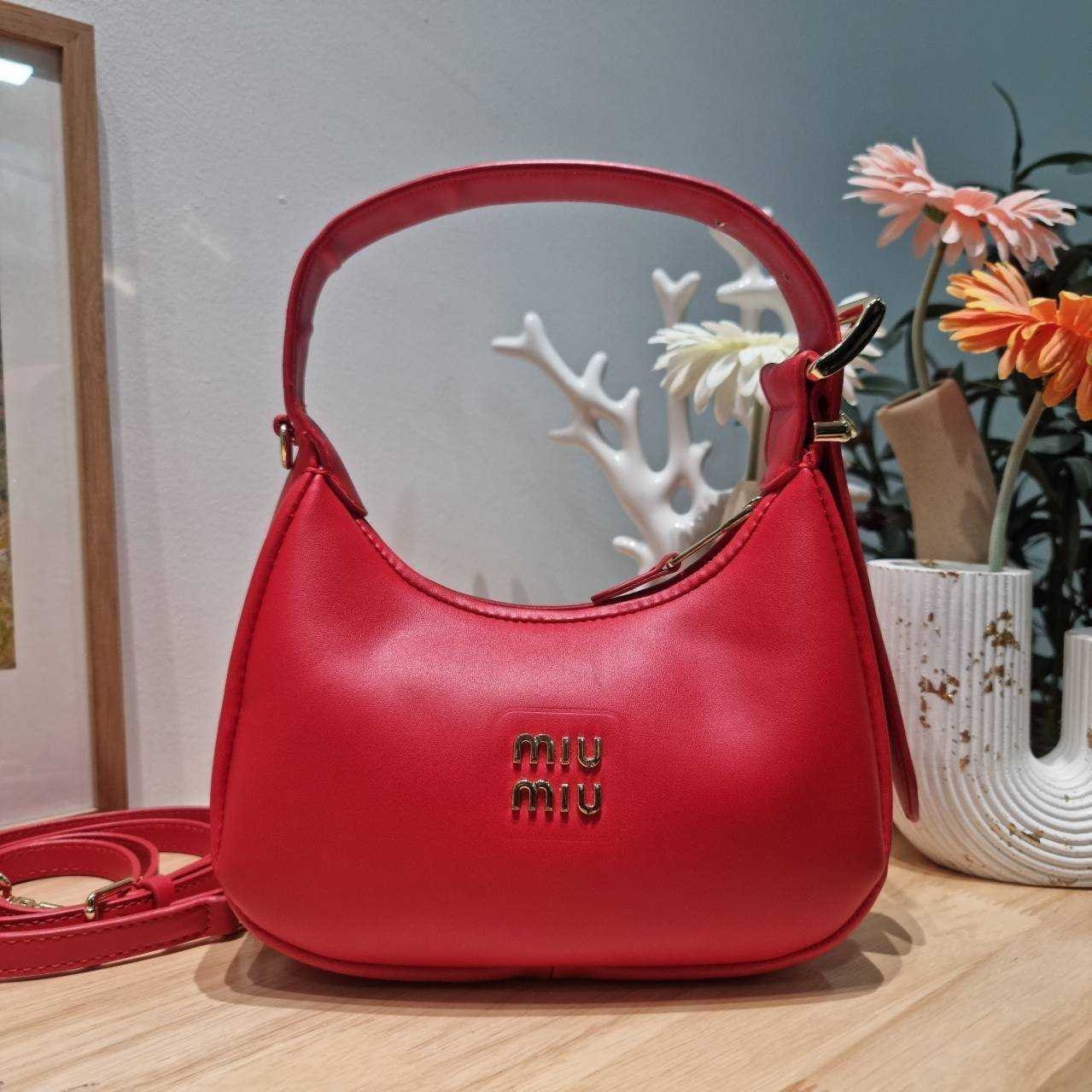 MIU MIU ZIP LEATHER TOP HANDLE BAG กระเป๋าสะพายไหล่/สะพายข้าง ทรงเก๋ ใช้งานง่าย เรียบหรูดูลัคชูสุดๆ