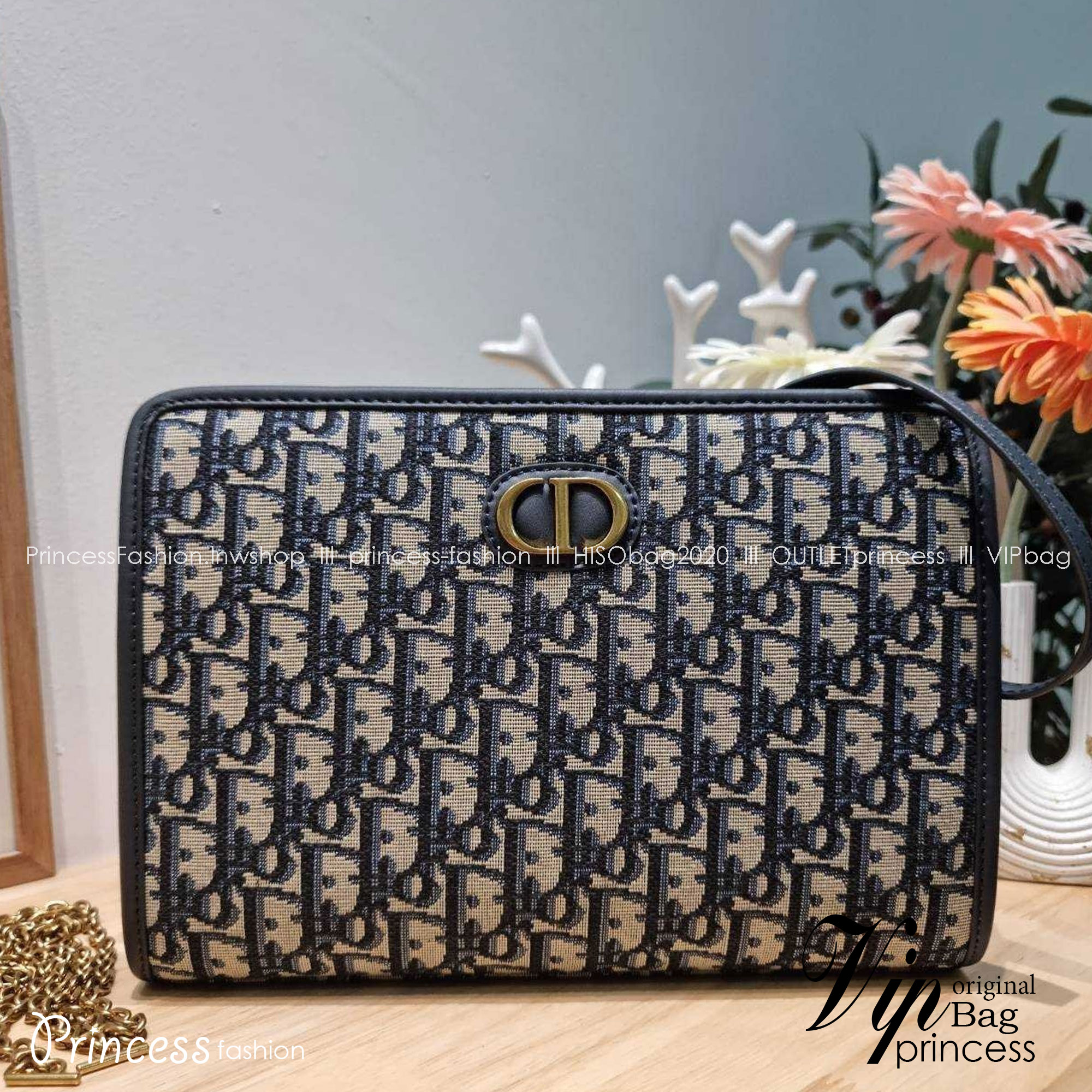 CD 30 MONTAIGNE DEA POUCH Dior Oblique กระเป๋าทรงพอชสุดชิค ที่มีทั้งความหรูหราและสปอร์ตในตัว พกพาง่าย ใช้งานสะดวก