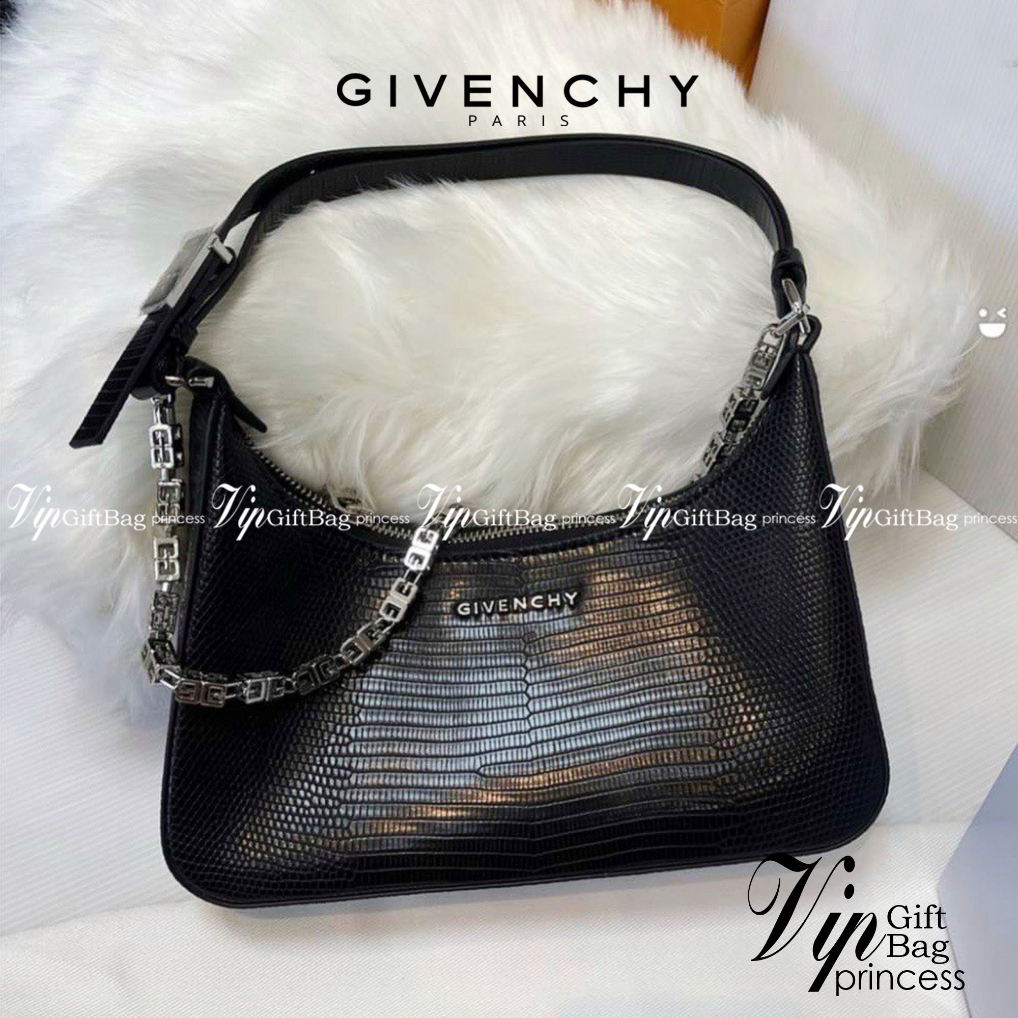 Givenchy Black Moon Cut Out Shoulder Bag พร้อมส่งที่ไทย กระเป๋าสะพายไหล่งานซิปใบเล็ก หน้าติดโลโก้แบรนด์มาพร้อมสายโซ่ งานสวยตามรูป อะไหล่เงิน สายสะพายปรับระดับได้ เกรดมิลเลอร์สวยหรู สาวๆ รีบจับจอง อย่าคิดนาน ราคานี้กับคุณภาพถือว่าคับแก้วมั๊กมากกกก ไม่ซื้อท