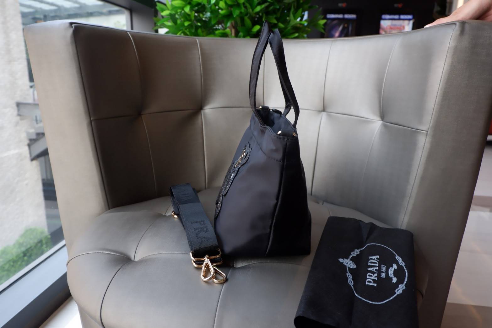 BEST SELLER !! สำหรับกระเป๋าอเนกประสงค์ ทรง Mini TOTE จากแบรนด์ PRADA เป็น กระเป๋าผ้าไนล่อน ตามแบบฉบับของแบรนด์เลย ใบนี้มีสายยาวให้ค่ะ เลิศมาก สะพายเป็น Shoulder bag หรือถือได้คะ ด้านหน้าเป็นลายหมี ปั๊กกลิ้ตเตอร์ +logo brand ใช้แล้วสวยมากๆ อะไหล่ทองหรูมาก