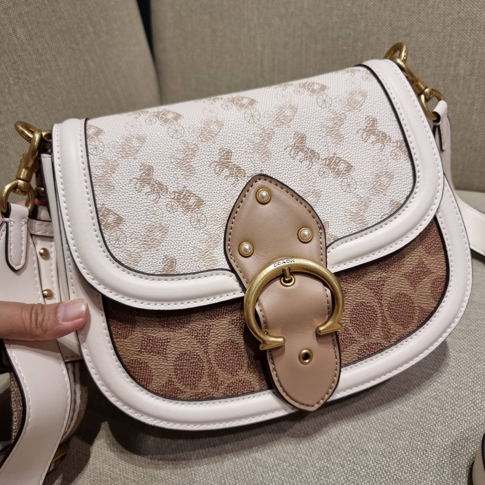 COACH C3837 BEAT SADDLE BAG WITH HORSE AND CARRIAGE PRINT The best item! ที่สาวๆรอคอย! ฮอตไฟลุก! สีหายาก ละมุนคุณหนู คอลเลคชั่นใหม่ ดีไซน์หรูหรา พิเศษมากๆมาพร้อมสายสะพาย 2 เส้น ใช้คู่กันหรือแยกสะพายก็สวยครบสูตร กระเป๋าสะพายทรง saddle คลาสสิค เปิด-ปิดด้วยก