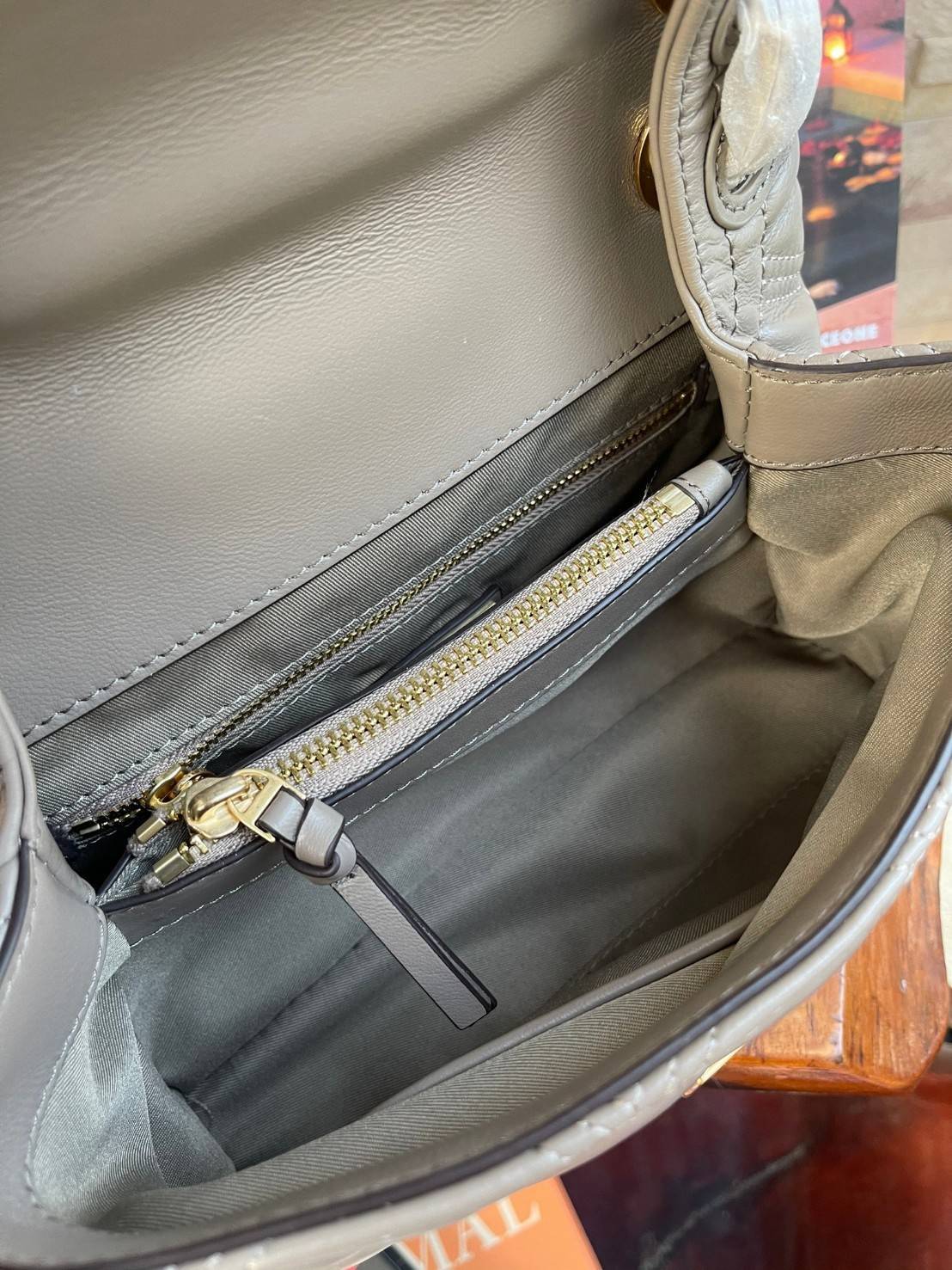 ของแท้ 💯% Tory burch Fleming Soft Small Convetible Shoulder bag กระเป๋าเฟลมมิ่ง (Fleming) สุดคลาสสิค ทำจากหนังนุ่มกับเทคนิคการเย็บแบบควิลท์ เพิ่มความเป็นเอกลักษณ์ด้วยโลโก้ลายดับเบิ้ล