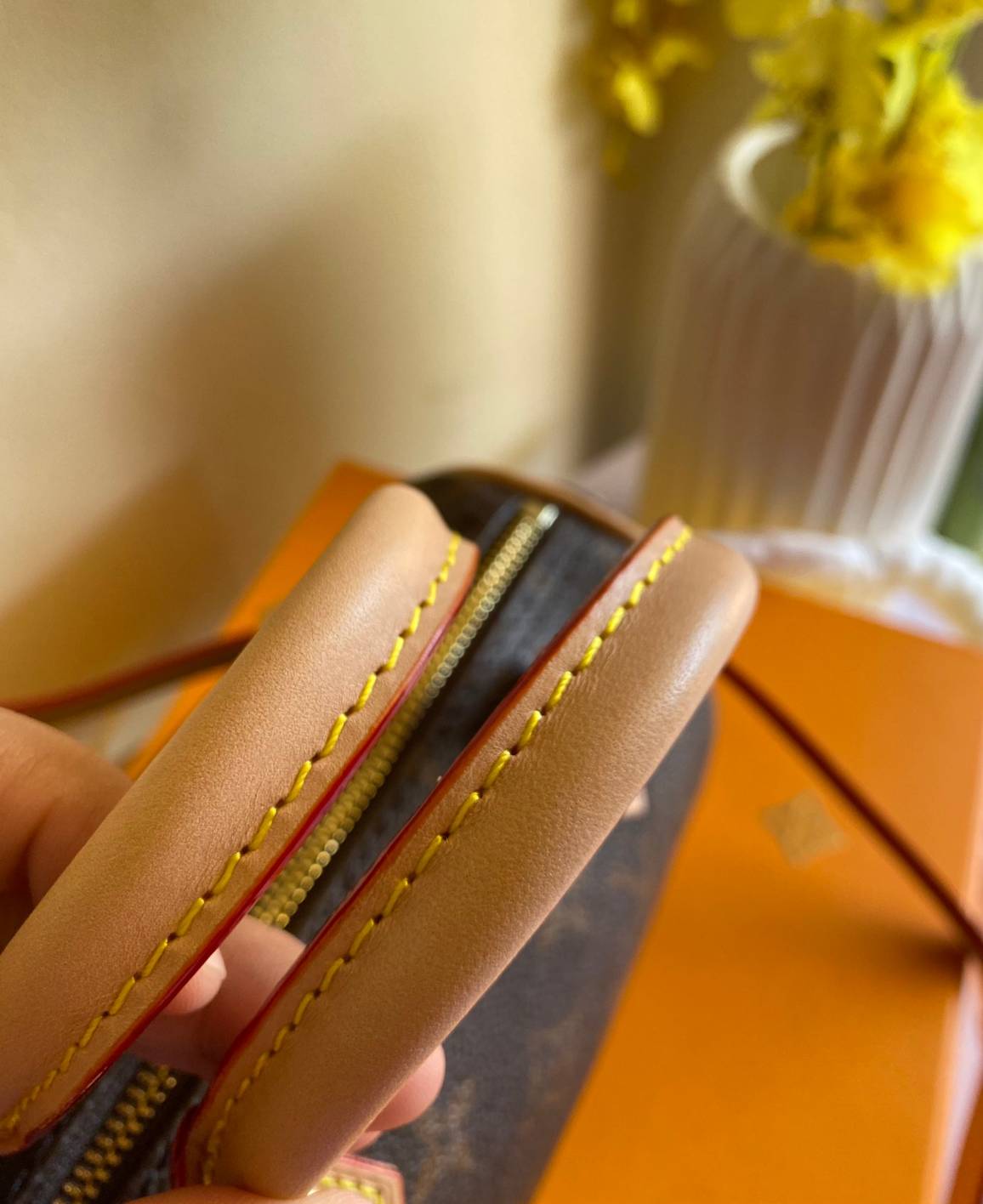 VIP GIFT 】LOUIS VUITTON NANO SPEEDY พร้อมส่งความน่ารักค่ะ! กระเป๋าทรงหมอนไซด์มินิ หนังแกะแท้นิ่มสวยงามค่ะ เปิดปิดกระเป๋าแบบซิป ภายในสามารถใส่มือถือได้ กระเป๋าเงินใบกลางได้ พาสปอร์ตได้ค่ะ