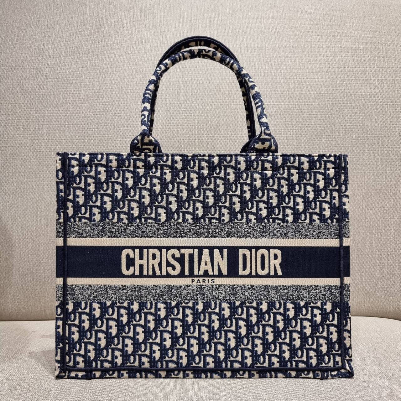 VIP 】HOT ARRIVAL!! DIOR CD SHOPPING BAG WITH GWP กระเป๋าทรงช้อปปิ้งใบใหญ่ จุใจ!! พรีเมี่ยมกิ๊ฟรุ่นดับเบิ้ลฮอต ดีไซน์คลาสสิควินเทจ สวยหรู วัสดุผ้าแคนวาสลายกราฟฟิค ภายในโล่งกว้างมากๆ ใส่ของจุสุดๆ โน้ตบุ้ค ไอแพด กระเป๋าสตางค์ มือถือ หรือเสื้อผ้ายังได้ สะพายค