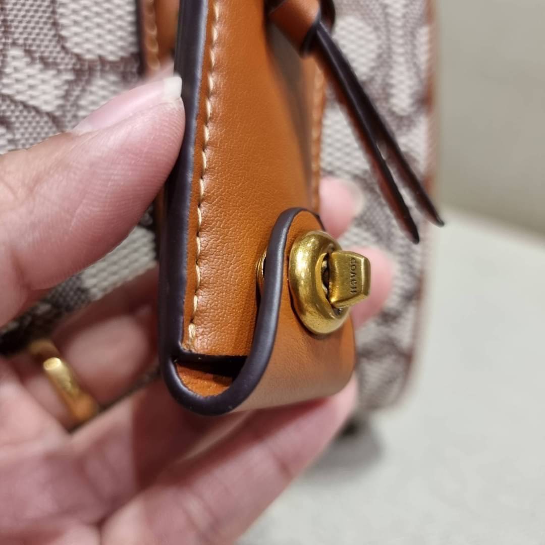COACH C8529 RUBY SATCHEL 25 IN SIGNATURE TEXTILE JACQUARD ใหม่ก่อนใคร ไม่ต้องรอพรี! กับกระเป๋าทรงหมอนดีไซน์ใหม่ ใบใหญ่ แต่น้ำหนักเบา ด้วยวัสดุผ้า jacquard ถักทอลายซีเอกลักษณ์ ตัดสลับหนังแท้ เพิ่มดีเทลความหรู มาพร้อมหูจับในตัว และสายสะพายครอสสีเข้ากับตัวกร