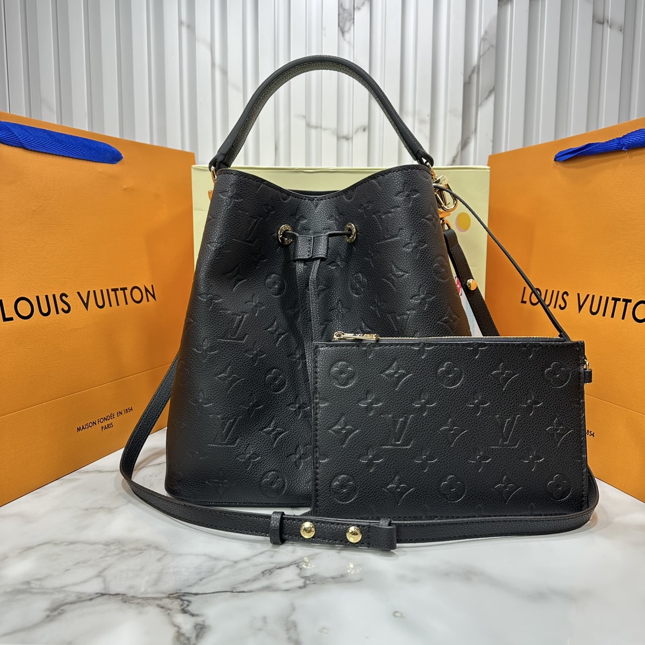 ORI หนังแท้ | LV NeoNoe MM Bucket bag Monogram Flower กระเป๋าสะพายทรงบัคเก็ต เอกลักษณ์ LV และลาย Monogram Flower อันโดดเด่นเพิ่มสไตล์ มีเสน่ห์ชวนหลงใหล