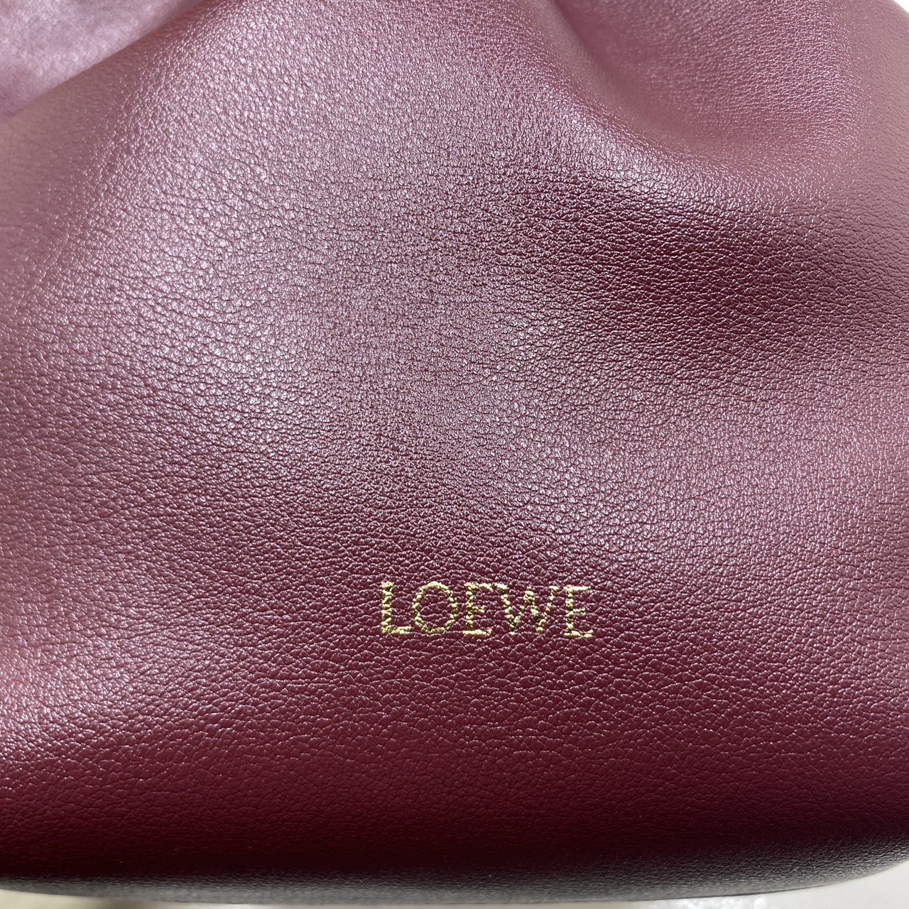 ORI หนังแท้ | LOEWE Mini Flamenco purse in mellow nappa leather / Loewe Bucket Bag กระเป๋าสะพายทรงบัคเก็ตไซส์มินิ หนังเรียบสวยหรู เรียบง่าย หนังแท้ผิวสัมผัสนุ่มมือ น้ำหนักเบาและนุ่มสบาย ดีไซน์จับจีบ เชือกผูกแบบปมโบราณ และสายโซ่รูปโดนัท