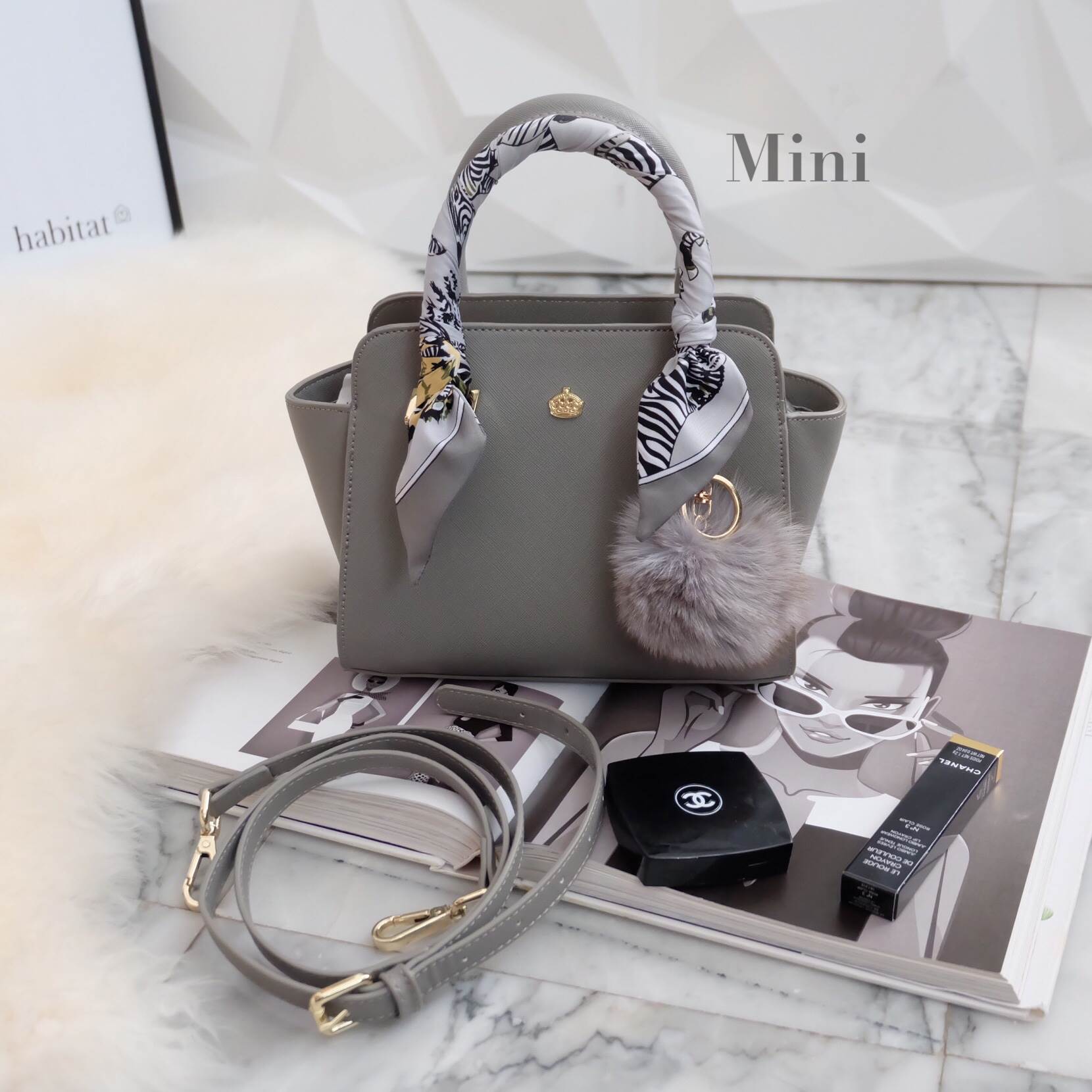 รุ่นขายดีตลอดกาล กระเป๋าหนัง saffiano สวยมากๆค่า รุ่น KEEP Infinite office bag สวย น่ารัก ขนาดตอบทุกโจทย์การใช้งาน เห็นแล้ว **หลงรักเลยคะ 🌲ตัวกระเป๋าขนาดกำลังดีหนังsaffiano ลายสวยที่สำคัญ ดูแลรักษาง่าย ประดับด้วยผ้าพันหูกระเป๋ารุ่นพิเศษ ทำให้กระเป