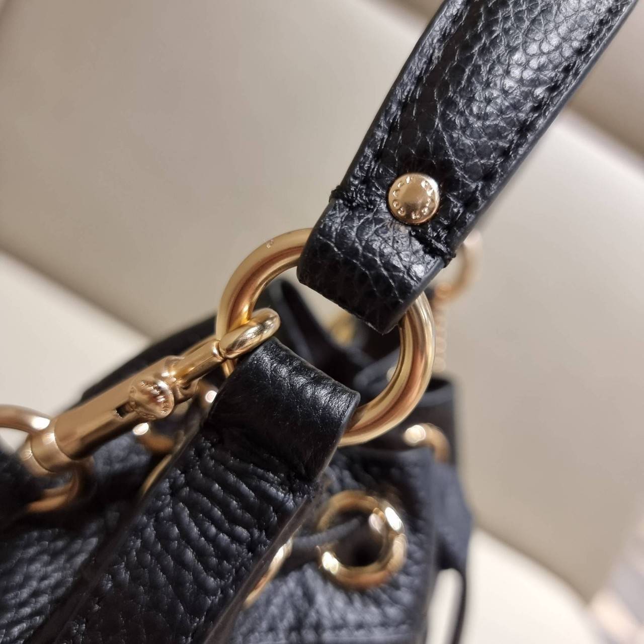 COACH C5121 DEMPSEY DRAWSTRING BUCKET BAG 15 WITH COACH PATCH น้องคนสวยมาใหม่จ้า ละมุนคุณหนูต้องมาอีกแล้วแหละ กระเป๋าทรงถังไซส์มินิ ใช้งานง่ายด้วยการรูดหนังปิดรอบปากกระเป๋า ทุกอย่างลงตัวที่สุด!! มาพร้อมตัวห้อยรูปหัวใจสีทองกุ๊กกิ๊ก น่ารักมากๆ มีหูหิ้วในตัว