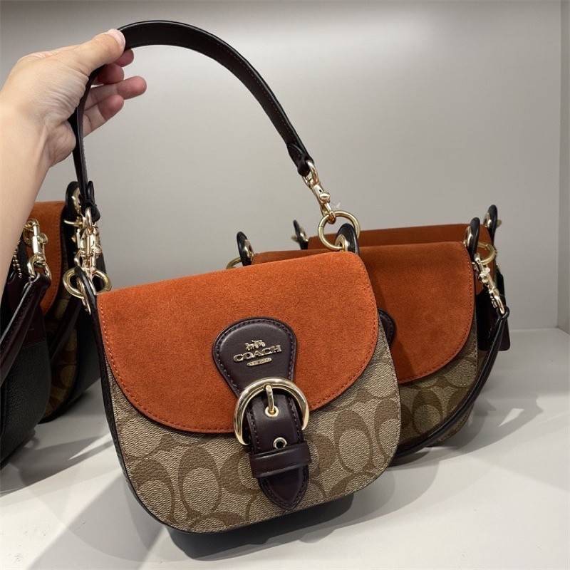 COACH C5691 KLEO SHOULDER BAG 17 IN SIGNATURE CANVAS ใหม่สุด!! สวยหรูไม่มีใครเกิน!! กระเป๋าสะพายสวยครบสูตร แค่เห็นก็ปิ๊ง!!วัสดุหนังแคนวาสสลับหนังแท้ ลงตัวที่หนึ่ง เปิด-ปิดด้วยสายคาดแม่เหล็กในตัว โดดเด่นมากๆ ภายในเป็นช่องโล่ง มีสายสะพายมาให้ถึง 2 แบบ สายคล