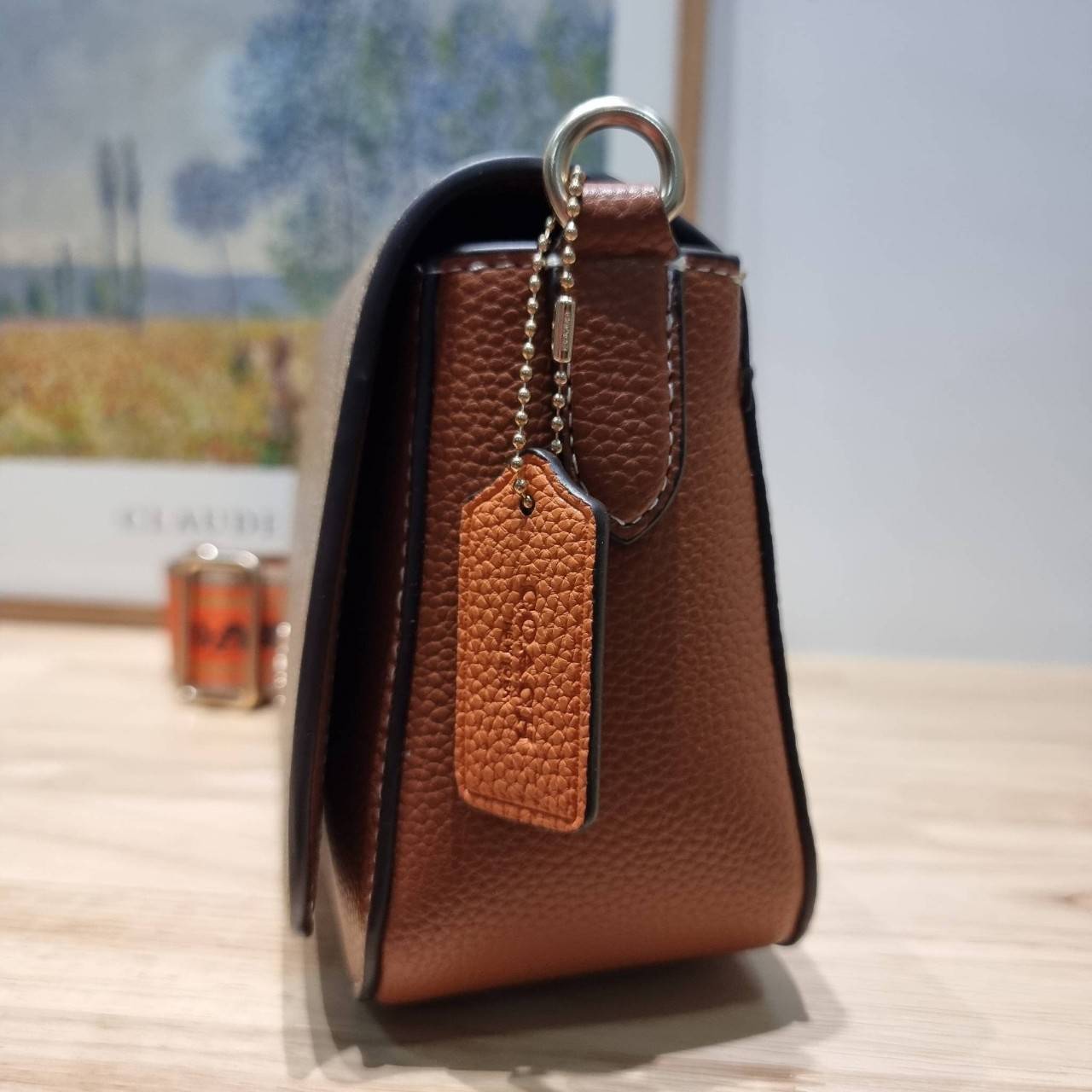 OACH LOGAN MESSENGER IN SIGNATURE CH483 CH252 กระเป๋าสะพาย รุ่นใหม่ สไตล์สปอร์ต ดีไซน์สวย ขนาดกำลังดีคล่องตัว สายสะพายเส้นใหญ่ทนทาน