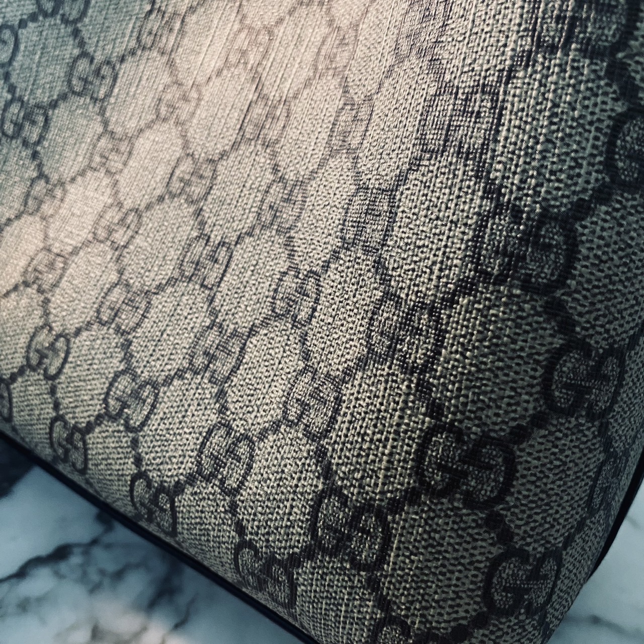 GUCCI GG Emblem mini bucket bag กระเป๋าทรงบัคเก็ตวินเทจรูปทรงใหม่ งานแบรนด์หรู รุ่นนี้ทำออกมาตอบโจทย์ความฮิตมีห่วงอยู่ด้านหน้า สำหรับห้อยตุ๊กตา พวงกุญแจ หรือจะผูกโบว์สวยๆก็เลิศ ดีไซส์สวยใช้งานง่าย ภายในโล่งกว้าง จุของได้เยอะ ถือหรือสะพายก็สวย Must Have!! 