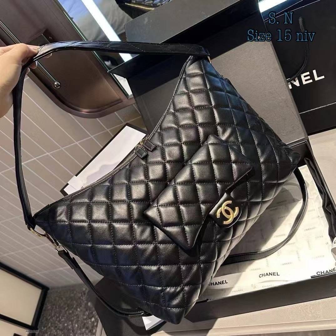 Chanel Maxi Hobo Bag 23B 37cm กระเป๋าสะพายทรงโฮโบใบใหญ่ จุของได้เยอะ ดีไซน์ใหม่ ตัวแม่ตัวมัมต้องมีแล้วนะคะ งานหนังเต็มใบสวยหรูดูแพง เรียบแต่หรู ต้องใบนี้เลยค่ะ ใช้ได้กับทุกลุค ทุกโอกาส