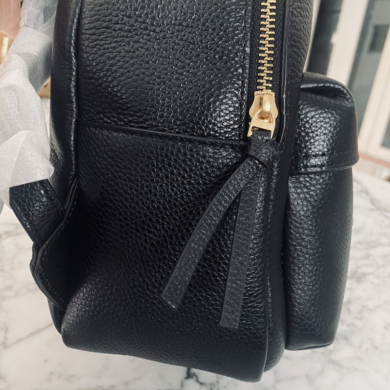 ory Burch Thea Mini Backpack คอลเลคชั่นใหม่ กระเป๋าเป้ไซส์มินิน่ารัก งานหนังเต็มใบสีดำสุดคลาสสิก ไอเท็มเด็ดที่ใครๆก็ต่างรอคอย!! ภายในเป็นช่องโล่ง ใส่ของสำคัญได้สบายๆ สายสะพายสามารถปรับได้ ใบนี้คุ้มค่าราคามากๆ