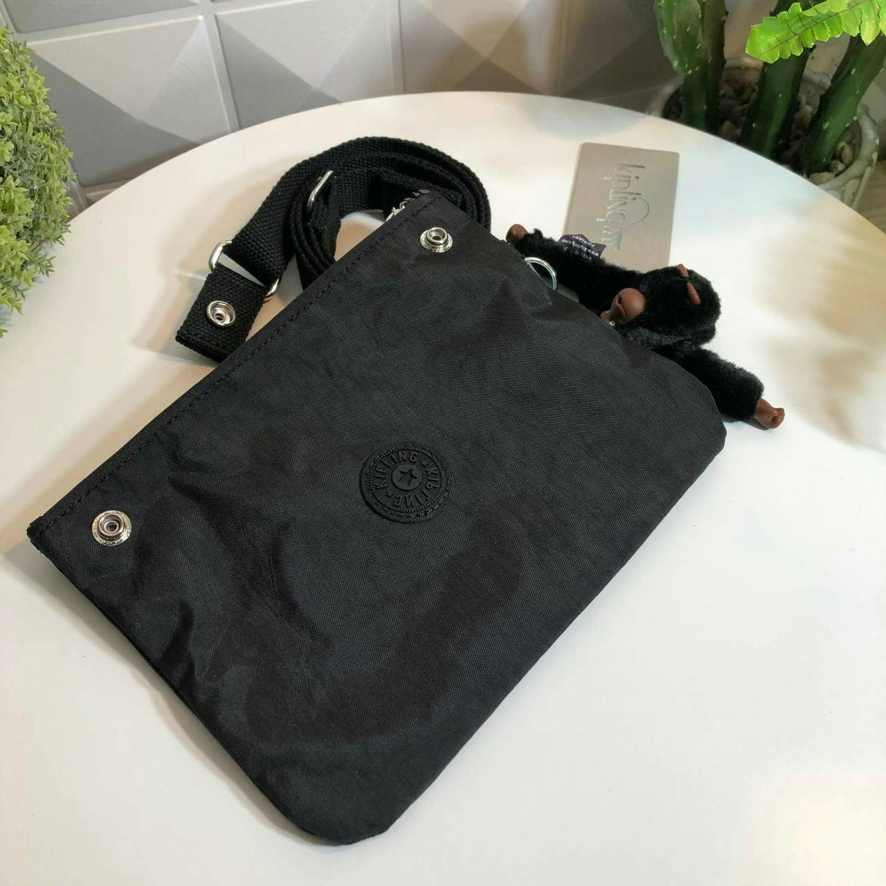 Kipling MAY Small 2-in-1 Pouch and Crossbody กระเป๋าสะพายหรือคาดเอว ขนาดมินิรุ่น Limited ทรงน่ารัก น้ำหนักเบา ใช้ได้ทั้งสองด้าน ด้านหน้ามีสกรีน mickey mouse ด้านหลังประดับโลโก้ มาพร้อมพวงกุญแจแบรนด์ เปิดปิดด้วยซิปสะดวกใช้ หัวซิปแบรนด์ มีหนึ่งช่องซิป และสา