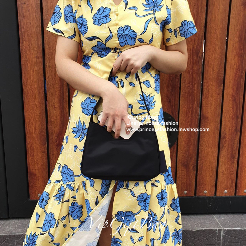 สไตล์คล้องแขนรุ่นใหม่ จากแบรนด์ Prada ขนาดกะทัดรัด แต่ใส่ของได้เยอะคะ ใสกระเป๋าตังยาว ได้สบายๆคะ จะคล้องมือ คล้องแขน สะพายไหล่ แบบไหนก็สวยหรูเหมือนกันคะ ทรงออกแบบมาเพื่อ สาวๆเลยคะ สวยหรูดูแพงมากคะ ทางร้านคอนเฟริมเลยคะ ด้านข้างมีโลโก้แบรนด์ สะดุดตา ดูแพงมา