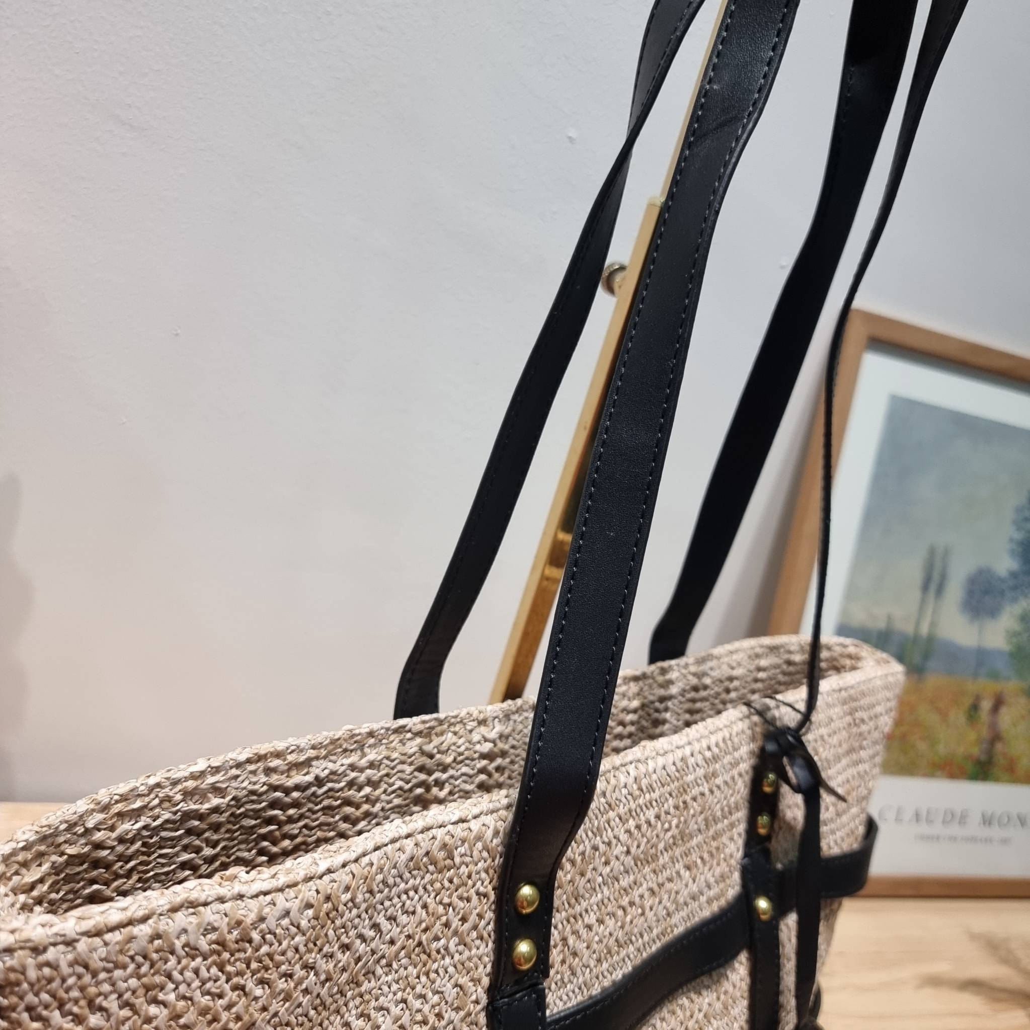 YSL PANIER STUDDED LEATHER TRIMMED WOVEN RAFFIA สวยไม่ซ้ำใคร ใหม่ที่สุด กับกระเป๋าสะพายสานทรงยูนีค ที่เติมดีเทลความหรูด้วยสายหนังคาดตกแต่ง ดูแพงไปอีก