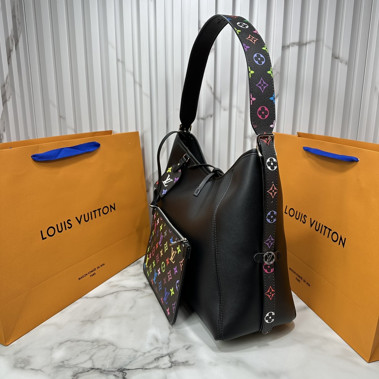ORI | LV x TM CarryAll Vibe Bag Murakami ใหม่ล่าสุด กระเป๋าสะพายทรงสวย ดีไซน์เรียบง่ายคลาสสิค หรู ดูผู้ดี มาพร้อมใบลูกแต่งแต้มดีเทลเปี่ยมชีวิตชีวา