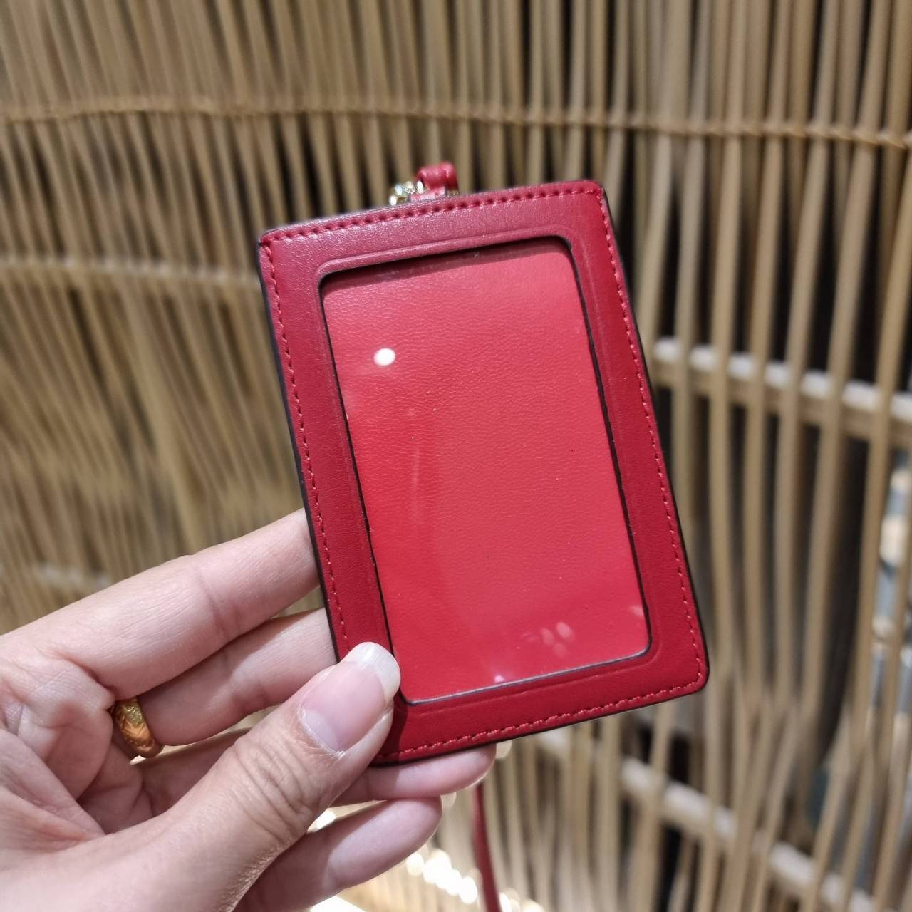 COACH C3305 ID LANYARD IN COLORBLOCK SIGNATURE CANVAS ง่ายๆแบบไม่ธรรมดา!! คลาสสิคแต่มีดีเทลโดดเด่น!! กระเป๋าถนอมบัตร พร้อมสายคล้องคอ ดีไซน์ลวดลายสวย ดูดีทุกแบบ ใช้งานง่าย พกพาสะดวก จะใส่บัตรพนักงาน บัตรเครดิต บัตรปชช. ใบขับขี่ และบัตรอื่นๆที่อยากจะใส่!! ต