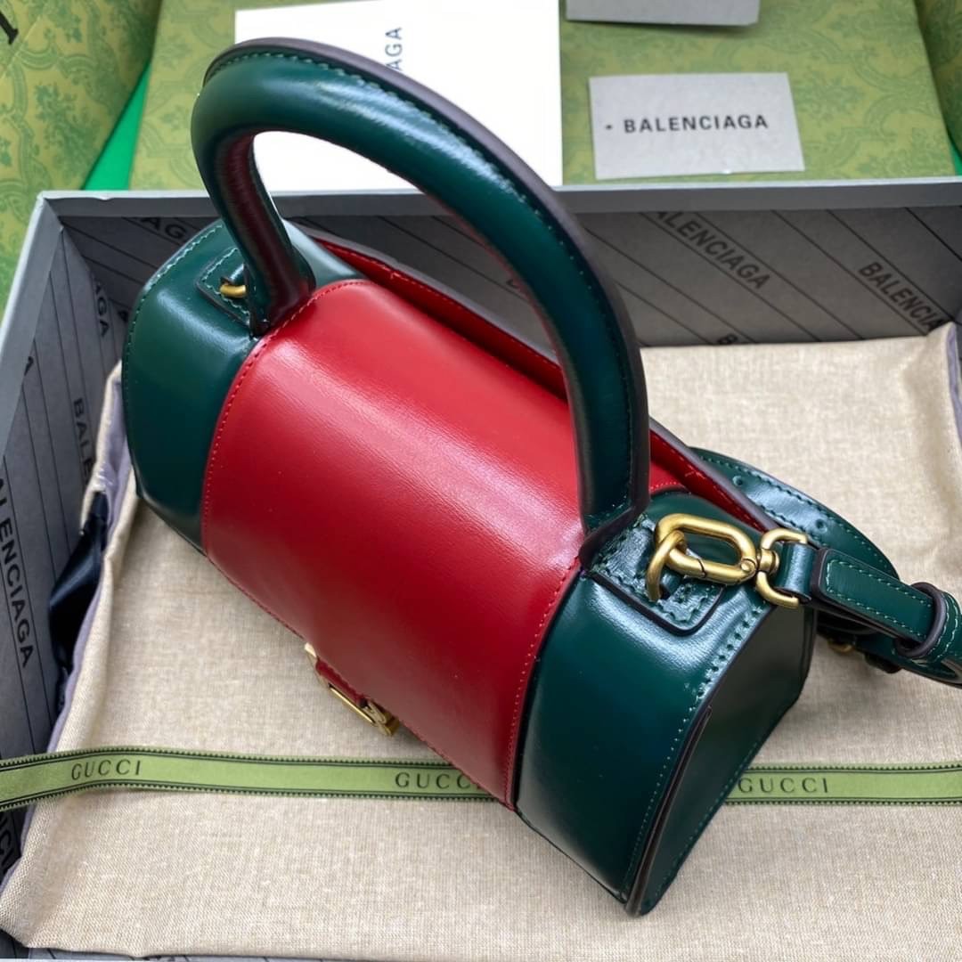 หนังแท้ GUCCI X BALENCIAGA THE HACKER PROJECT SMALL HOURGLASS (RED/GREEN) การสร้างสรรค์ที่มีเอกลักษณ์เฉพาะตัว โทนสีโดดเด่น แดง/เขียว วัสดุหนังแท้ทั้งใบ เกรดเทพออริจินอล ตอบโจทย์ได้ทุกลุค ทุกไลฟ์สไตล์ ใช้งานได้ง่ายคล่องตัว ภาพสินค้าถ่ายจากงานขายจริง ใช้งาน