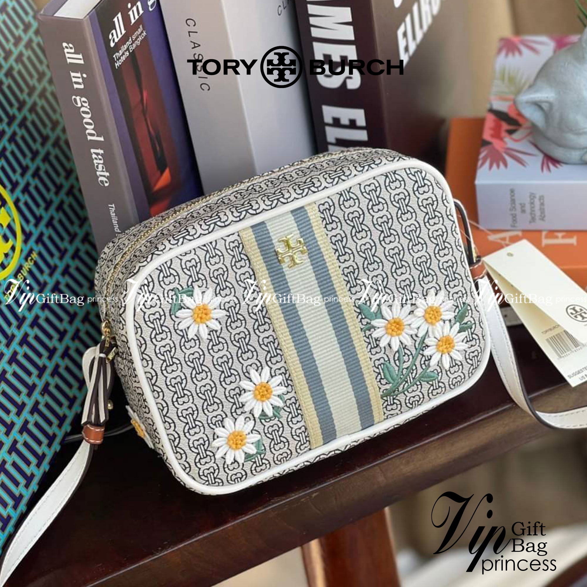 Tory burch Gemini Link Canvas Applique Mini Bag Crossbody Daisy Stripe กระเป๋าสุดปังจากทอรี่ เบริช์(Tory Burch) อย่างเจมิไนลิงค์ ในทรงcrossbody bag มีเอกลักษณ์โดดเด่นที่ลายทางตรงกลาง มีการพิมพ์แพทเทิรน์โซ่แบบเรียบหรู เพิ่มความน่ารักจากดอกเดรซี่ที่ถูกจัดวา