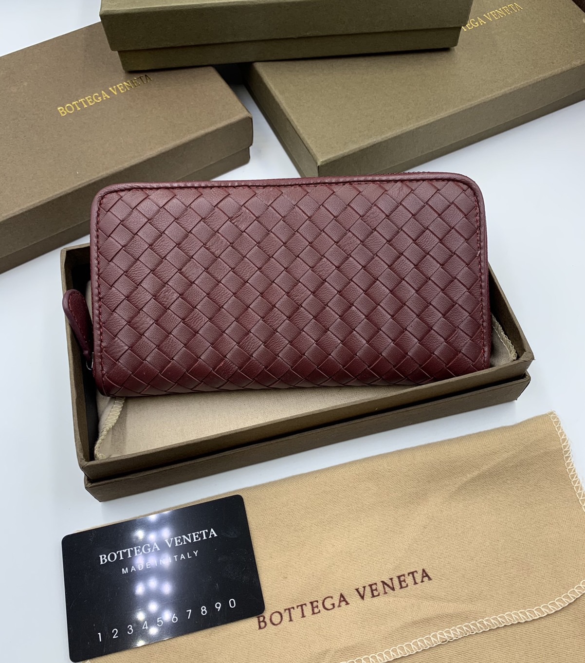 หนังแท้ BOTTEGA VENETA LONG WALLET ZIP AROUND / BV Wallet / BV Long Wallet พร้อมส่งที่ไทย กระเป๋าสตางค์ใบยาวซิปรอบ งานหนังแท้ทั้งใบ รุ่นตามหา เป็นรุ่นยอดนิยม ใช้ได้ทั้งหญิงชาย คลาสสิกหยิบมาใช้งานได้บ่อยที่สุด ใช้ทนทานได้นานภาพสินค้าถ่ายจากงานขายจริง ใช้งา