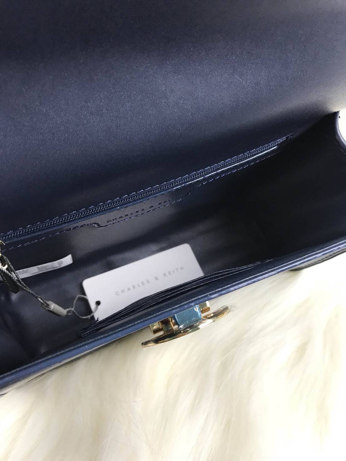 CHARLES AND KEITH CIRCULAR BUCKLE CROSSBODY BAG กระเป๋าสะพายครอสบอดีทรงคลัช ใบเล็กหนังเรียบสวย กระเป๋าสะพาย crossbody หนัง PU เรียบสวย สามารถถอดสายถือแบบคลัชได้ ด้านหน้าประดับด้วยตัวล็อค สุดเก๋ เป็นแผ่นกลมสีทองและสีเงิน ปั๊มแบรนด์ มาพร้อมสายสะพาย สามารถปร