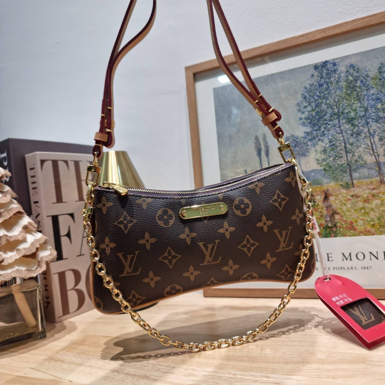 LV liv pochette กระเป๋าสะพายทรงสวย เป็นเอกลักษณ์ ดีไซน์ลวดลายโมโนแกรมเรียบหรู