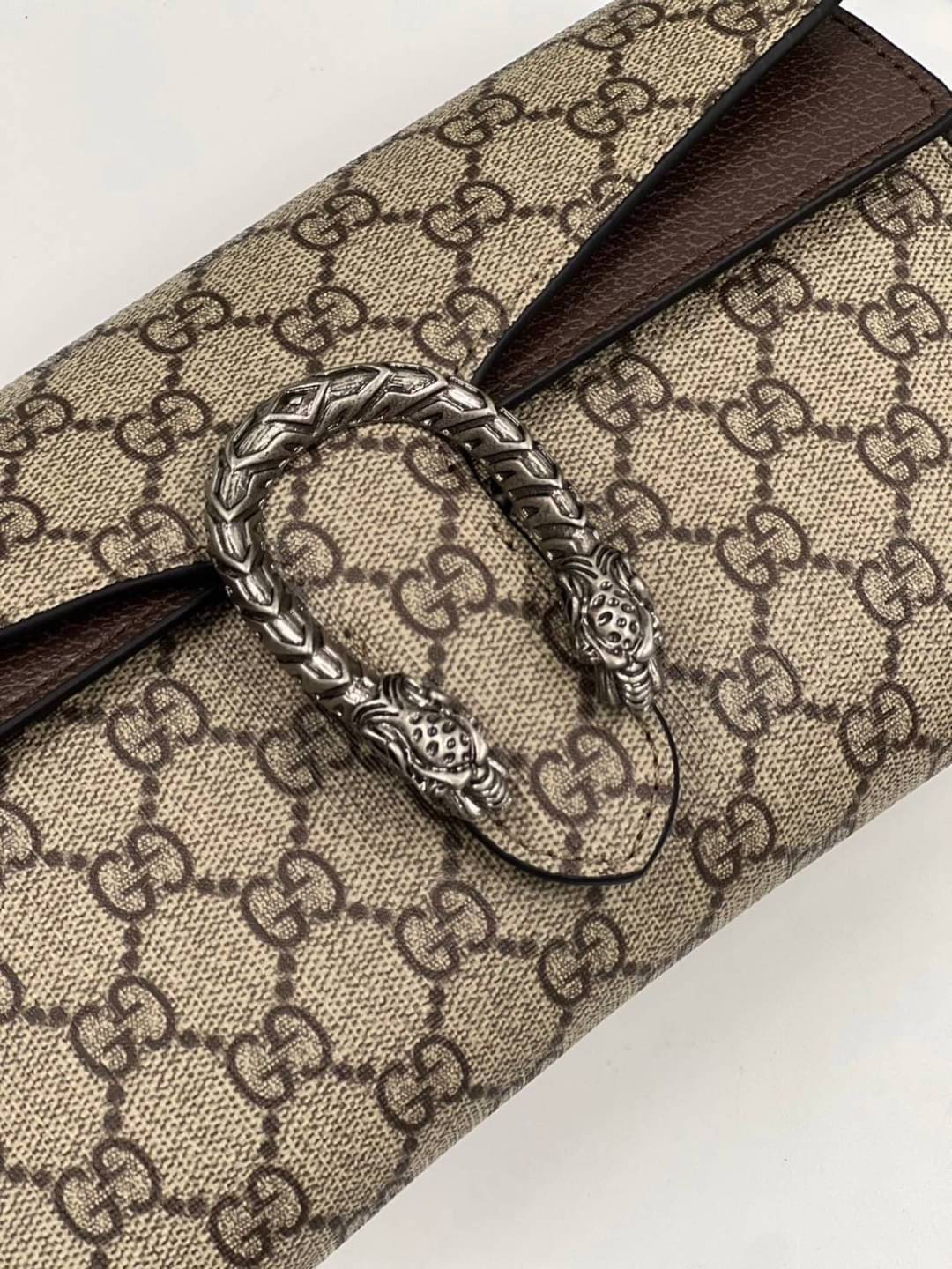 GUCCI Dionysus GG small shoulder bag ฮอตสุดไม่มีใครเกิน รุ่นใหม่ล่าสุดพร้อมสายสะพายสปอร์ต กับกระเป๋าสะพายรุ่นที่สาวๆต้องไม่พลาด!! ดึงดูดและสะกดสายตาด้วยอะไหล่ดีเทลหรู ทนทาน ดูแลรักษาง่าย ภายในสวยงาม และแบ่งสัดส่วนลงตัวมากๆ ใส่ของสำคัญได้สบาย พร้อมเสิร์ฟให