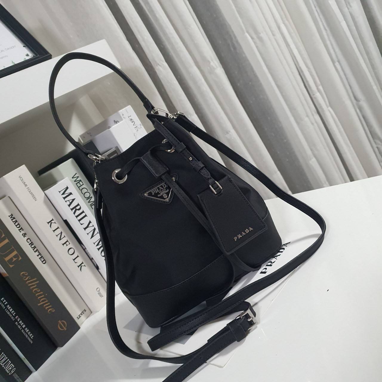 ทรงขนมจีบไซส์ใหญ่ 🐰 งานพรีเมี่ยมกิ้ฟ จากเคาเตอร์ต่างประเทศ จากแบรนด์ PRADA วัสดุ NYLON สลับหนัง SAFFIANO ดีไซน์สวยหรูมากค่า เนื้อหนาซับในอย่างดี อะไหล่เงินทั้งใบ จุดเด่นคือ กระเป๋าสามารถ จุของได้เยอะมาก ด้านในมีช่องใส่ของอีกหนึ่งช่อง น้ำหนักเบา ถื