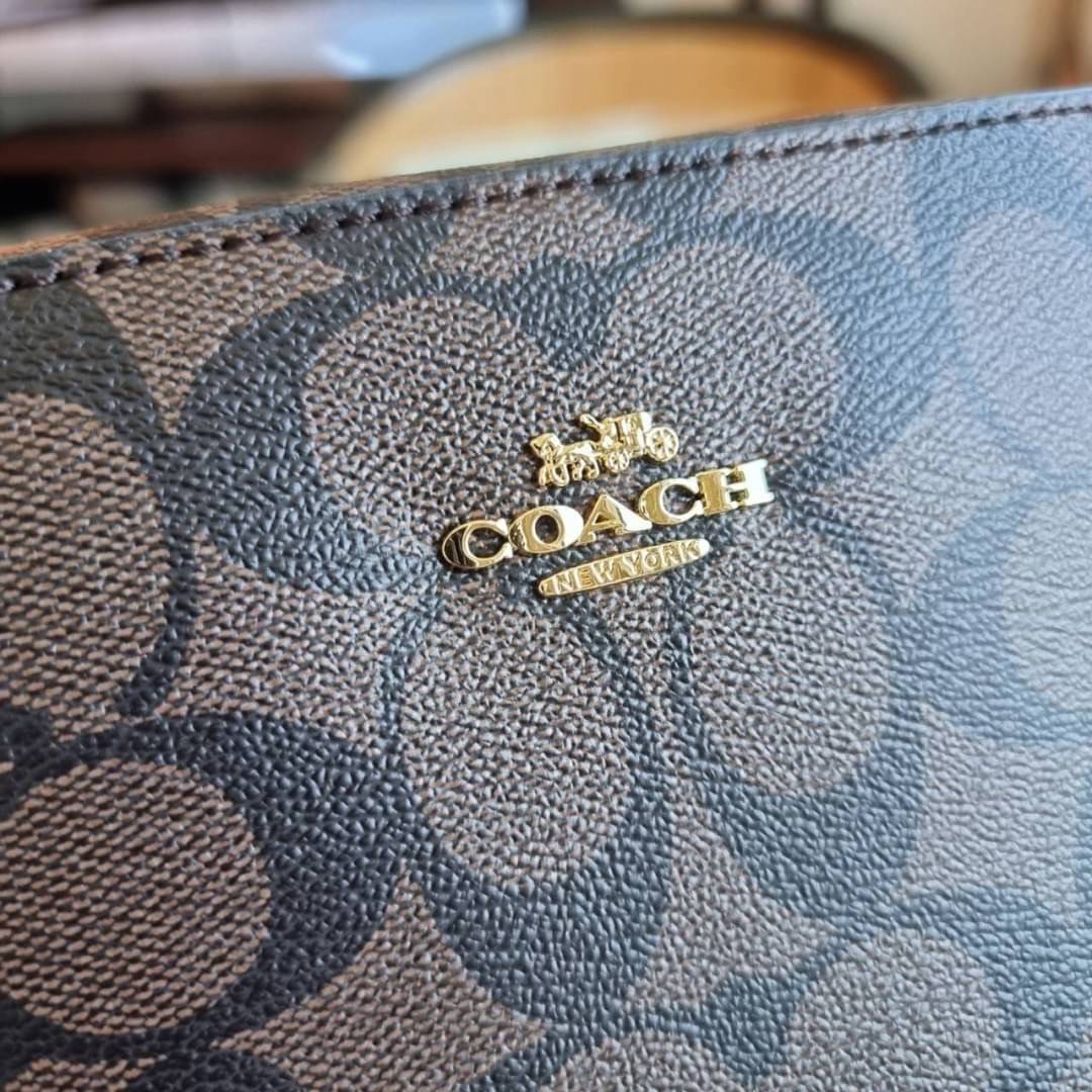 COACH 91677 MINI CAMERA BAG IN SIGNATURE CANVAS ขายดีที่สุด!! กระเป๋าสะพายข้างไซส์มินิ คลาสสิคอยู่ทรง อะไหล่ทองตัดดูหรู วัสดุหนังแคนวาสเคลือบลาย เปิด-ปิดด้วยซิป สายสะพายปรับได้ตามตัว ใบนี้แมทช์ได้ทุกลุค ใช้เป็น everyday bag ได้สบายๆเลยจ้า