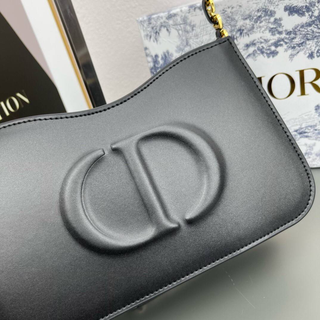 CD SIGNATURE HOBO MINI BAG leather Black / Dior Bag พร้อมส่ง กระเป๋าสะพายทรงโฮโบ รุ่นใหม่ล่าสุด Winter 2023 สวยหรูหราเป็นเอกลักษณ์แบรนด์ **สินค้าเกรดออริจินอล 1:1 สลับแท้