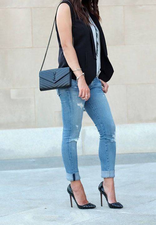 ไม่เคยผิดหวังจริงๆ!! กับรุ่นที่สาวๆรู้กัน Yves Saint laurent clutch bag with chain กระเป๋าสะพายทรง woc สุดฮอต ดีไซน์เรียบหรู โดดเด่นด้วยโลโก้ด้านหน้า เพิ่มดีเทลความผู้ดี วัสดุหนัง pepble ทนทาน ใช้งานง่ายเพียงแค่เปิด-ปิดด้วยกระดุมแม่เหล็ก ภายในแบ่งสัดส่วนไ