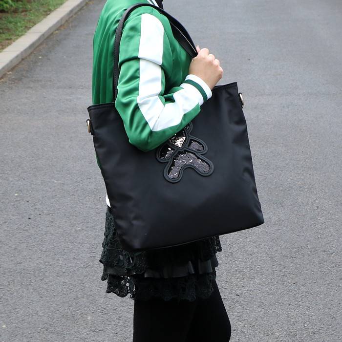 งานขายดีคะ ♡♡ กระเป๋าสะพาย ทรง TOTE จากแบรนด์ PRADA มาค่า ตัวกระเป๋าเป็น nylon ทั้งใบ สะพายเป็น shoulder bag หรือถือได้ค่ะ ด้านหน้าเป็นลายหมี ปักกลิ้ตเตอร์ + logo brand ใช้แล้วสวยมากๆ อะไหล่ทองหรูมาก จุของคุ้ม ใส่หนังสือ หรือ MacBook ได้ค้า 